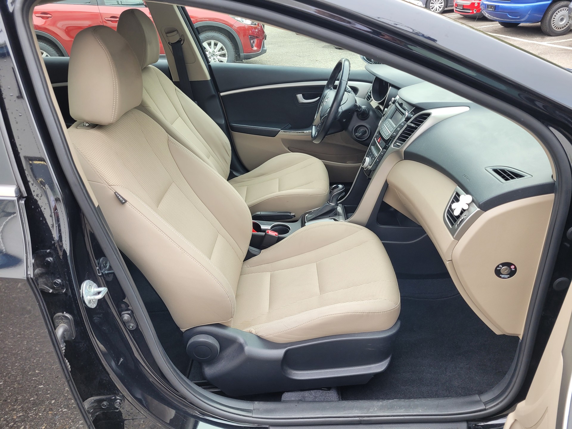 HYUNDAI i30 1.6 GDI Style Automatic-image-9