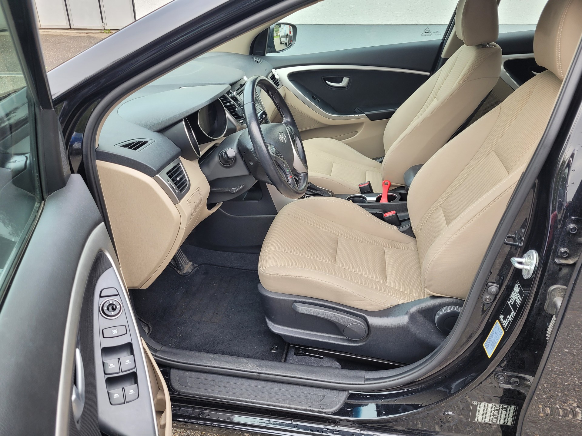 HYUNDAI i30 1.6 GDI Style Automatic-image-11