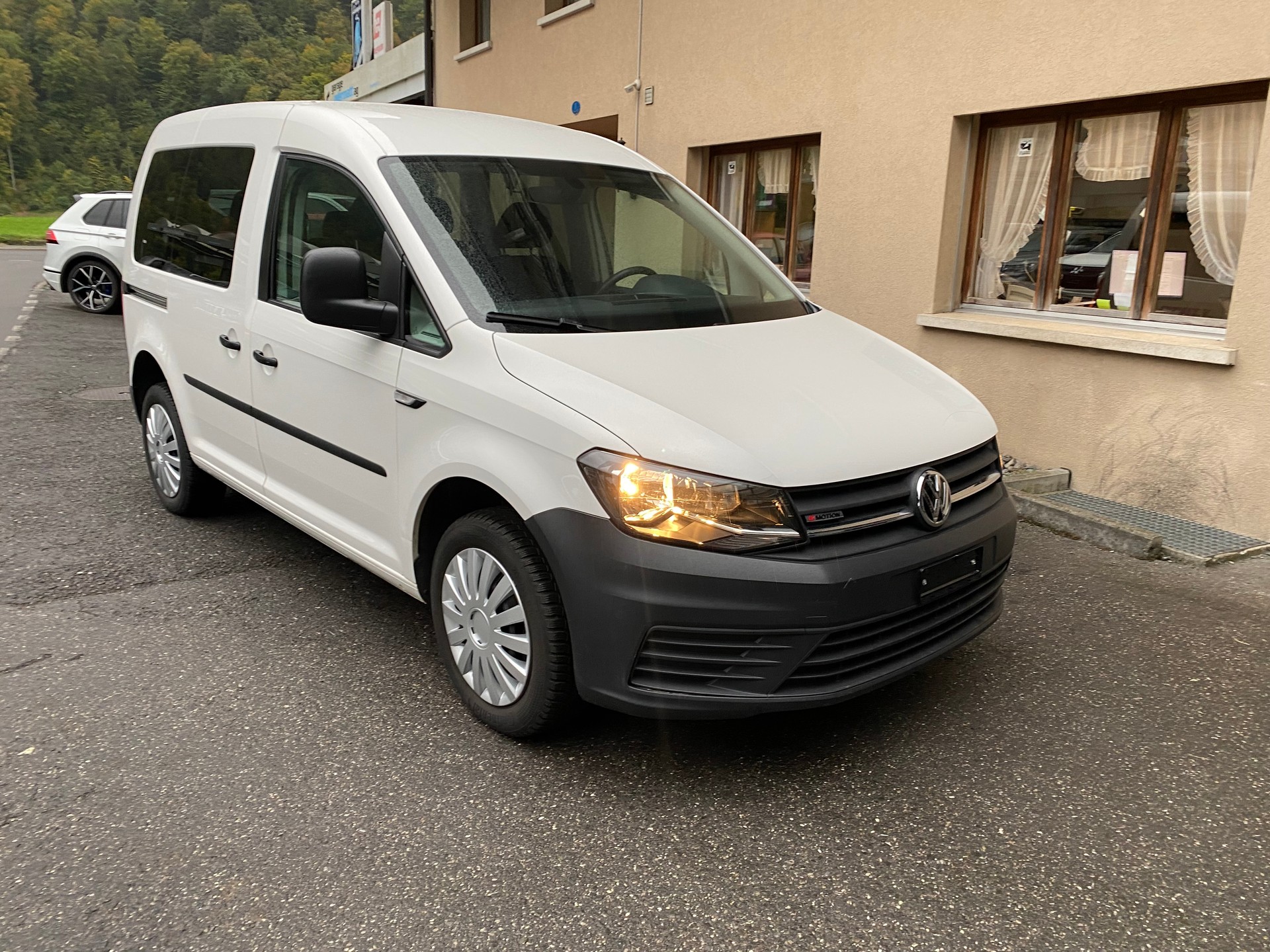 VW Caddy 2.0TDI 4Motion BlueMotion Technology-image-8