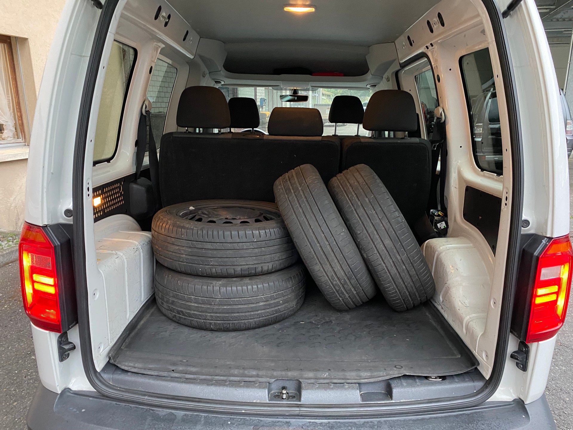VW Caddy 2.0TDI 4Motion BlueMotion Technology-image-7