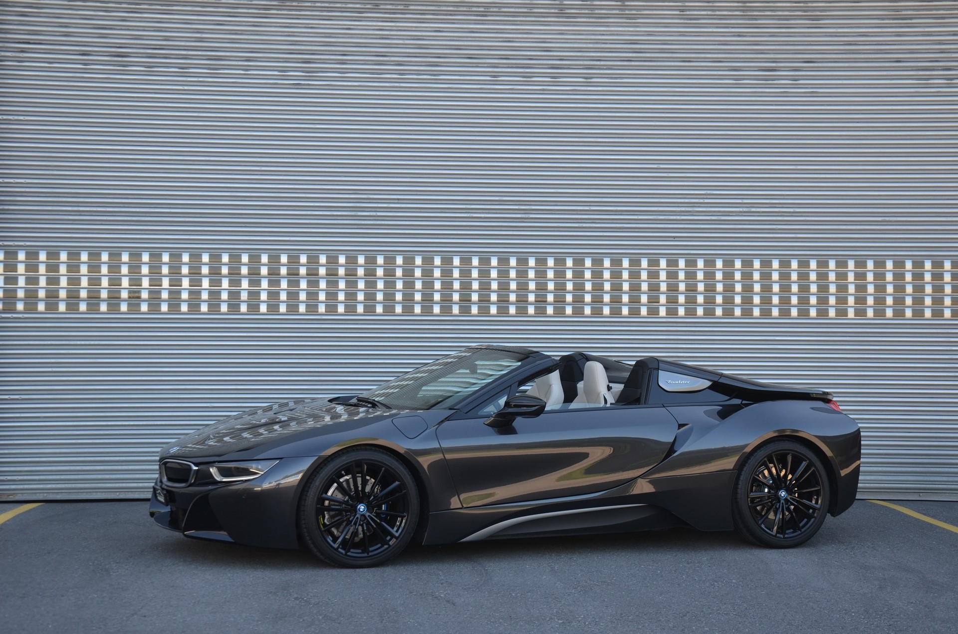 BMW i8 Roadster-image-1