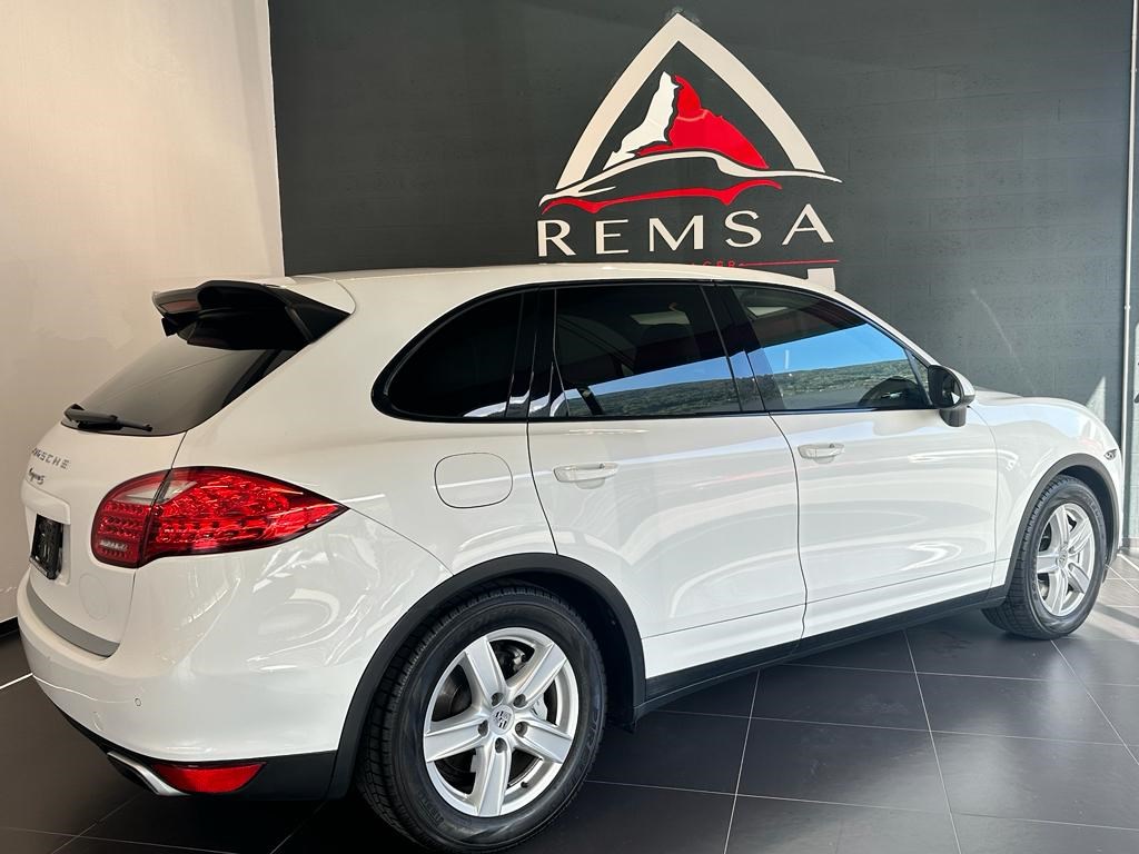 PORSCHE Cayenne S Diesel-image-2