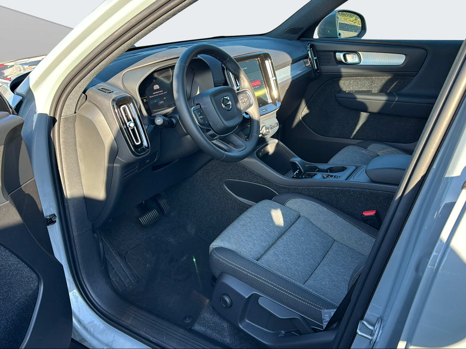 VOLVO XC40 2.0 B3 MH XCITE-image-9