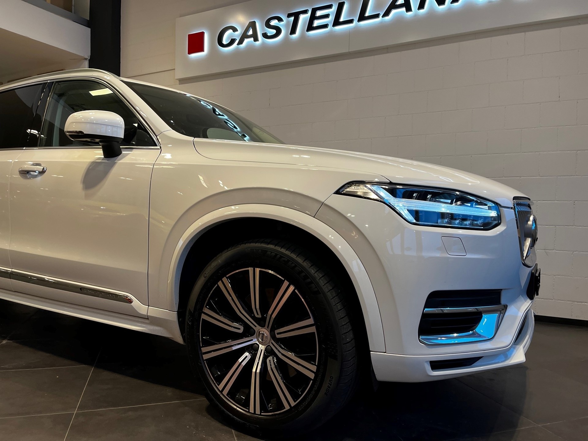 VOLVO XC90 T8 eAWD Inscription-image-1