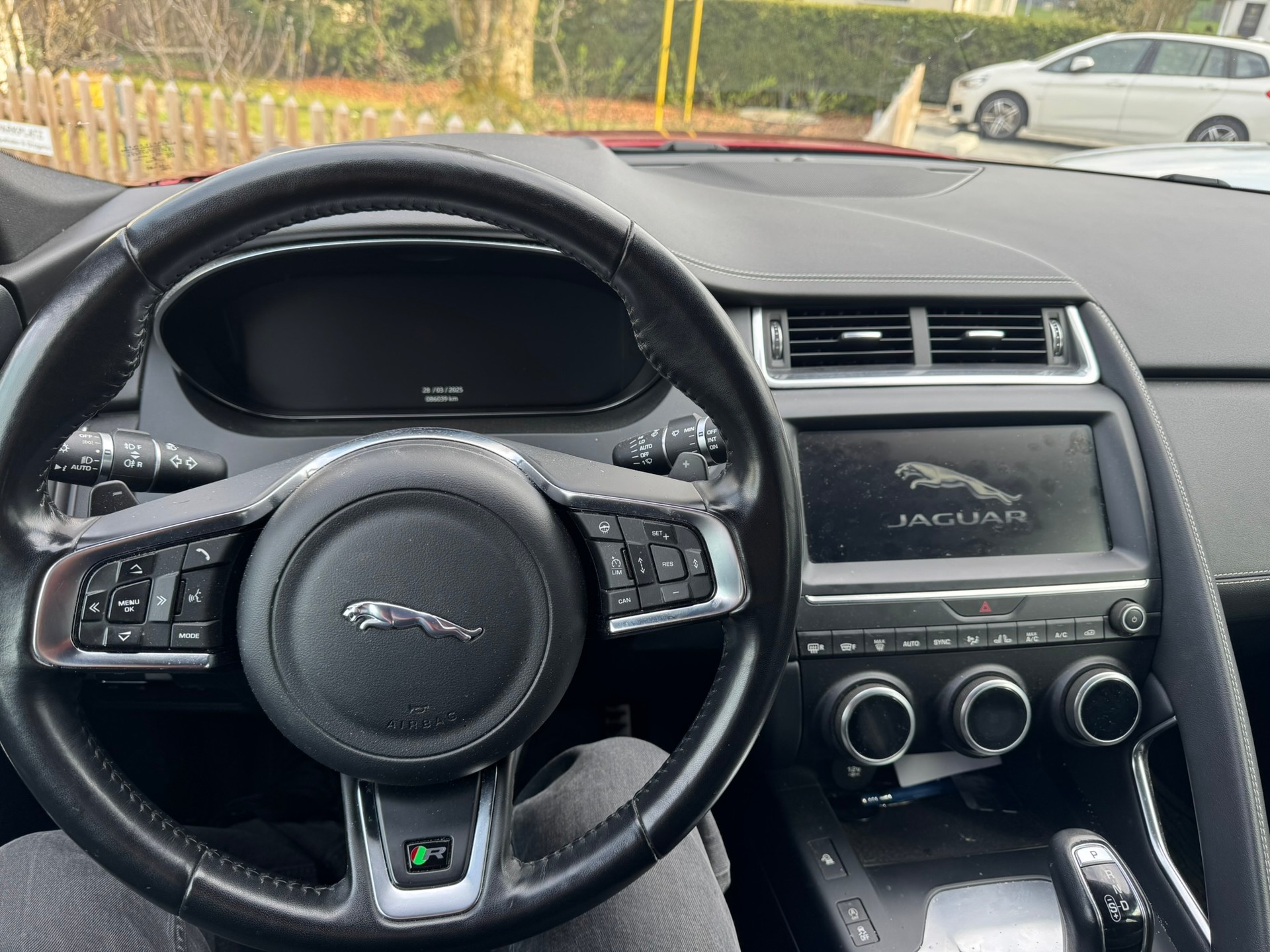 JAGUAR E-Pace 2.0d D240 R-Dynamic HSE AWD Automatik-image-14