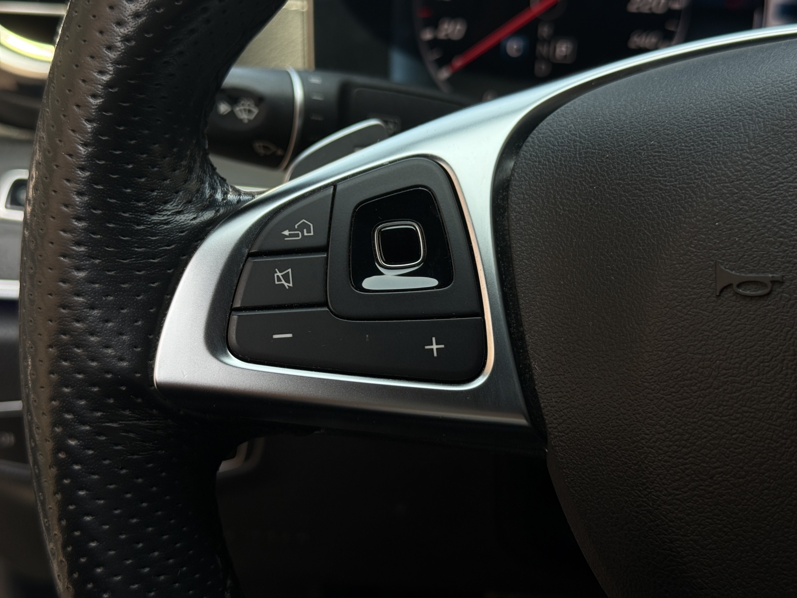 MERCEDES-BENZ E 350 d AMG Line 9G-Tronic-image-18