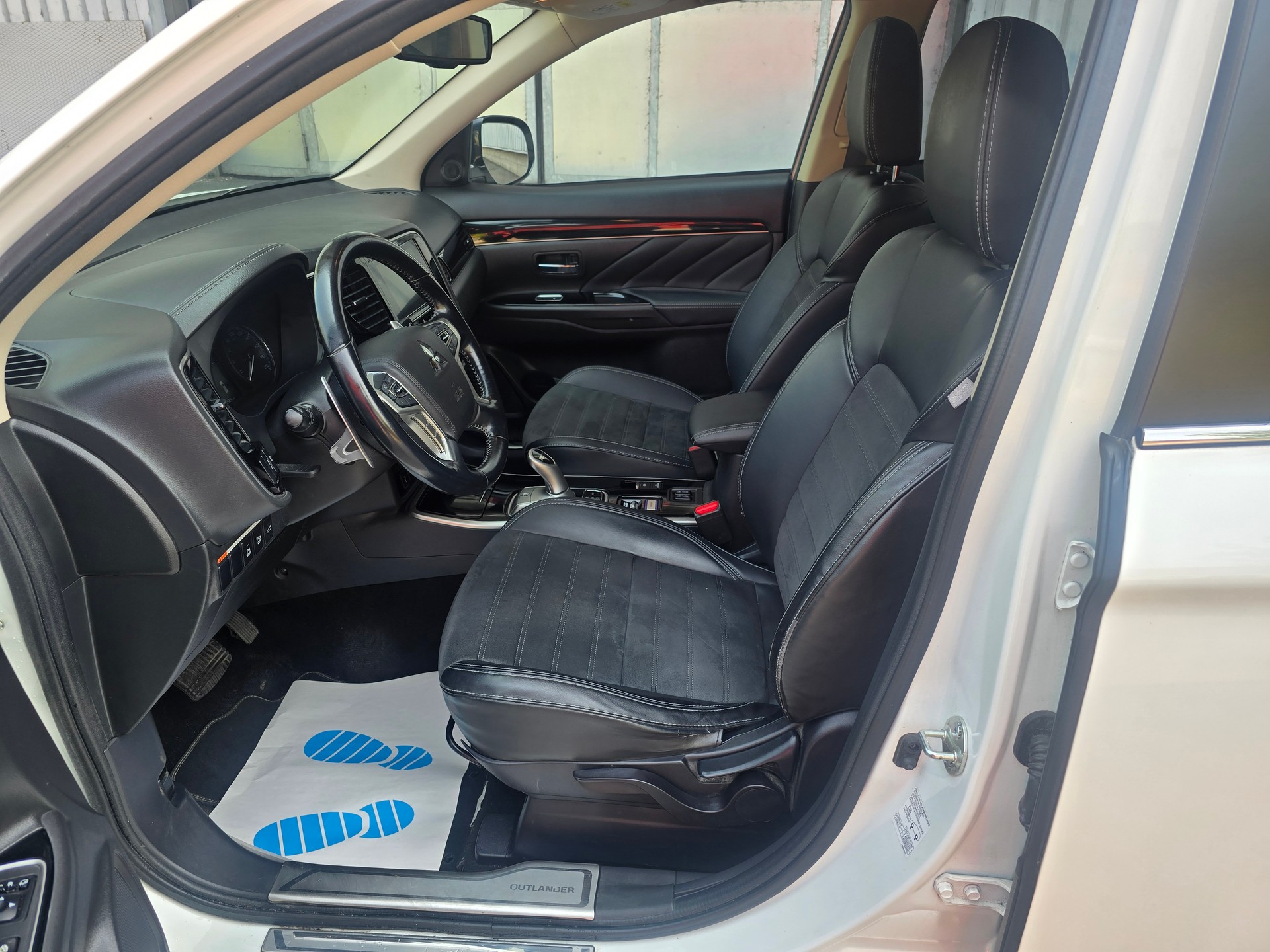 MITSUBISHI Outlander 2.4 PHEV Diamond 4WD Automatic-image-12