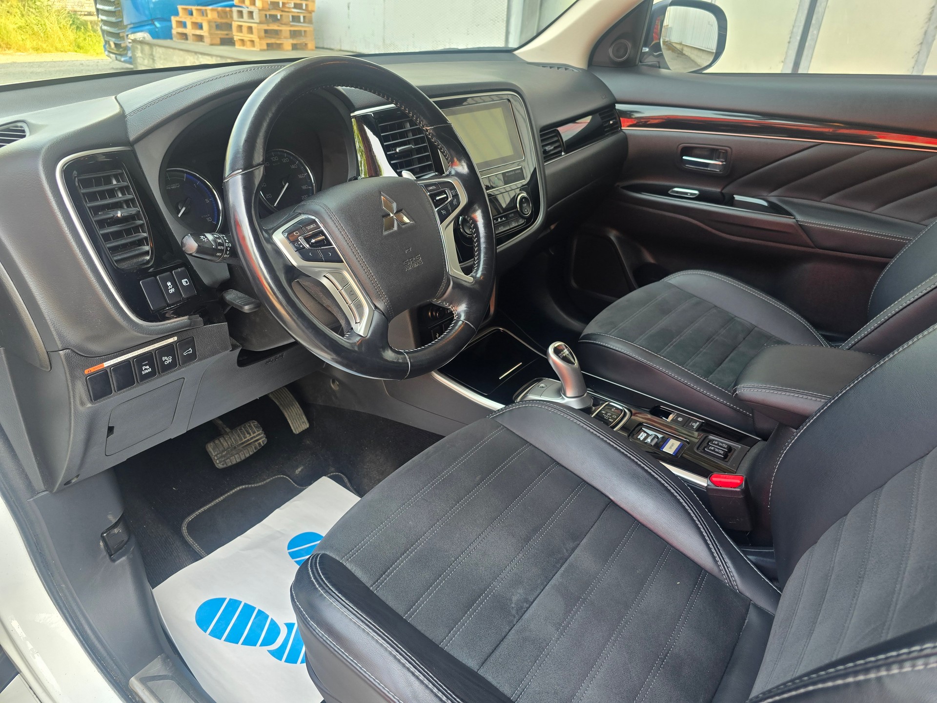 MITSUBISHI Outlander 2.4 PHEV Diamond 4WD Automatic-image-13
