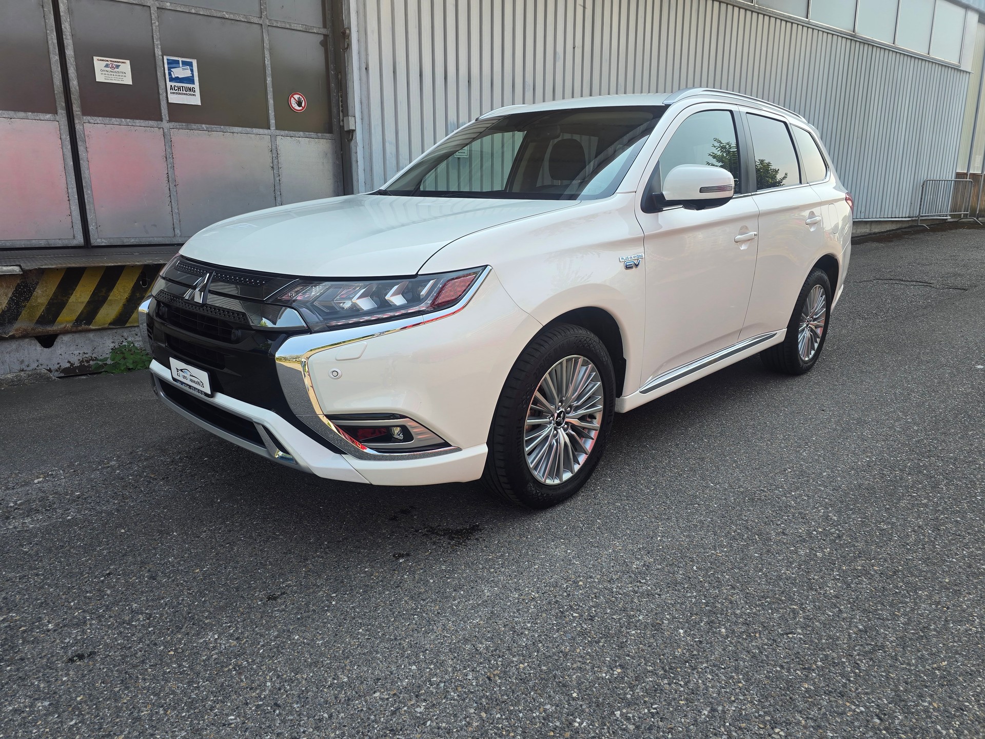 MITSUBISHI Outlander 2.4 PHEV Diamond 4WD Automatic-image-2