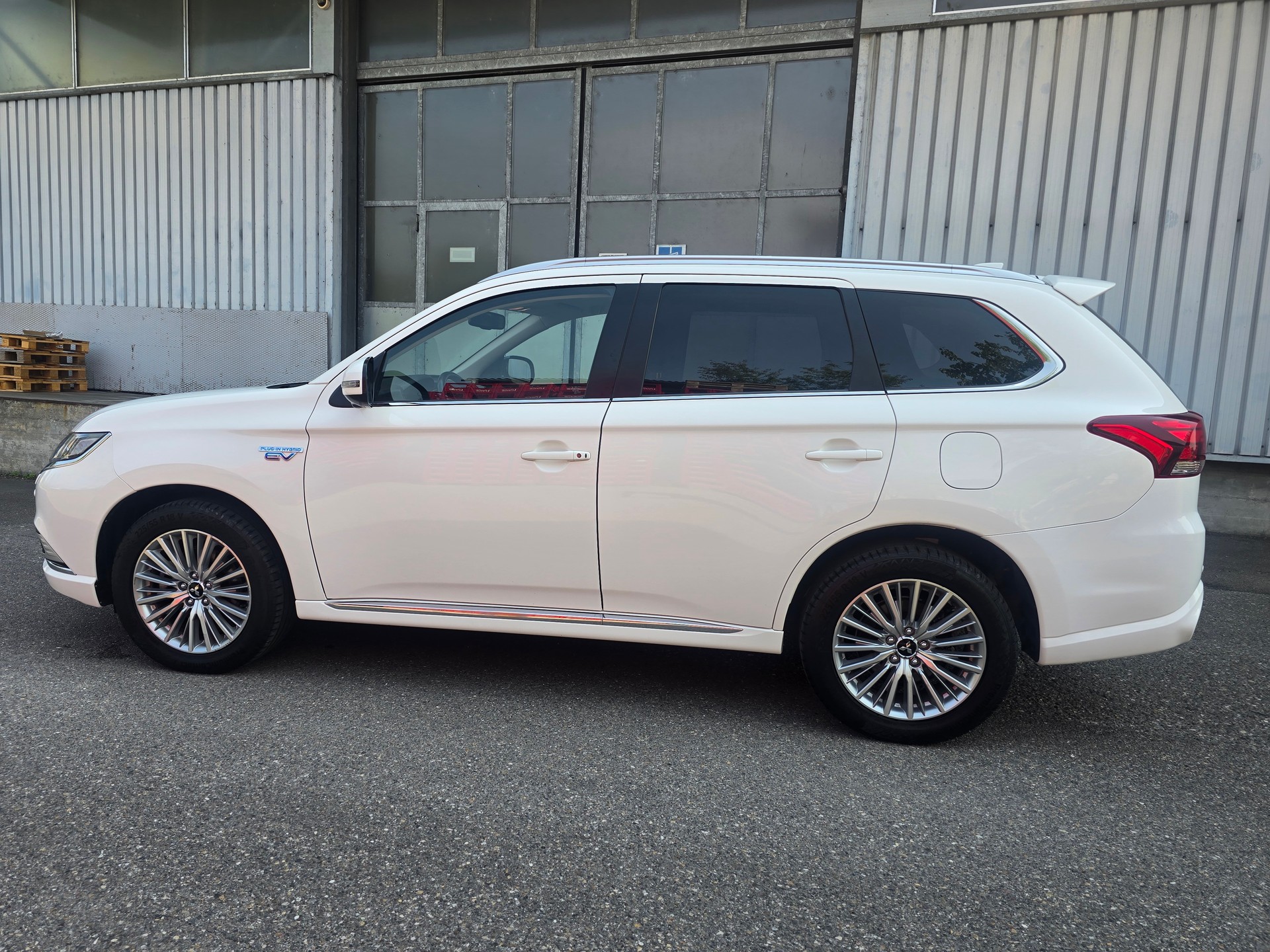MITSUBISHI Outlander 2.4 PHEV Diamond 4WD Automatic-image-9