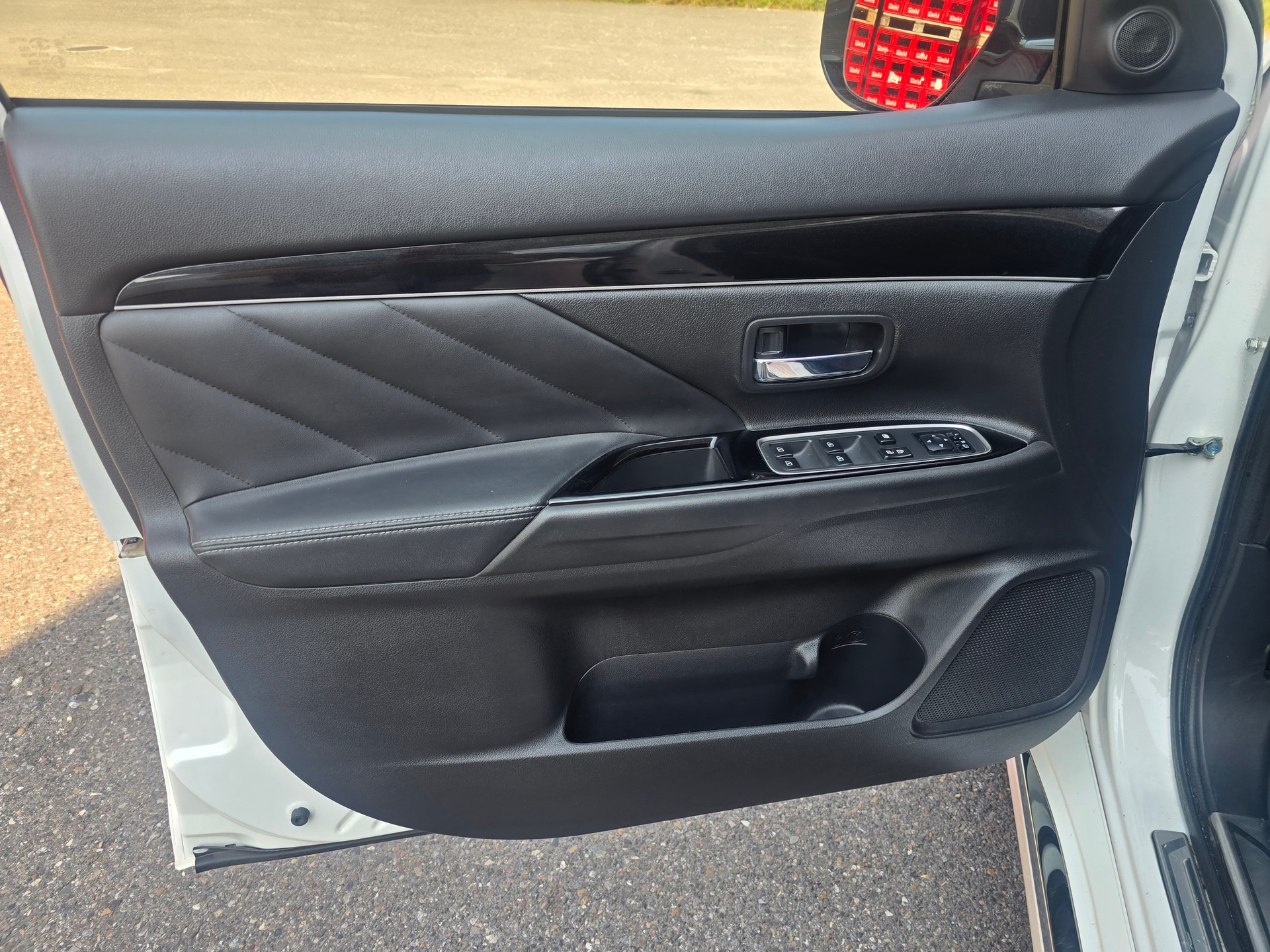 MITSUBISHI Outlander 2.4 PHEV Diamond 4WD Automatic-image-14