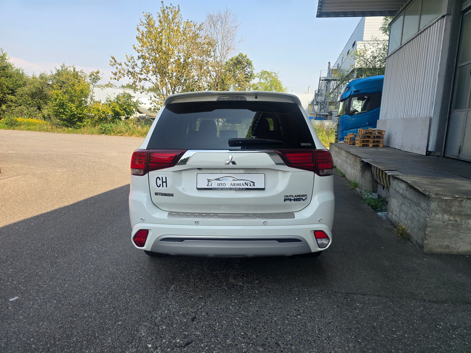 MITSUBISHI Outlander 2.4 PHEV Diamond 4WD Automatic-image-3