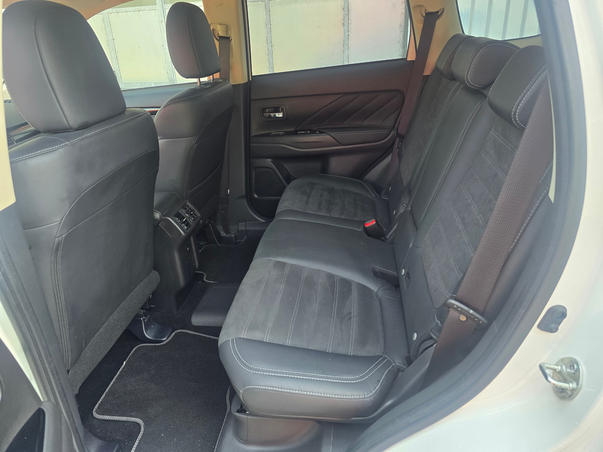 MITSUBISHI Outlander 2.4 PHEV Diamond 4WD Automatic-image-15