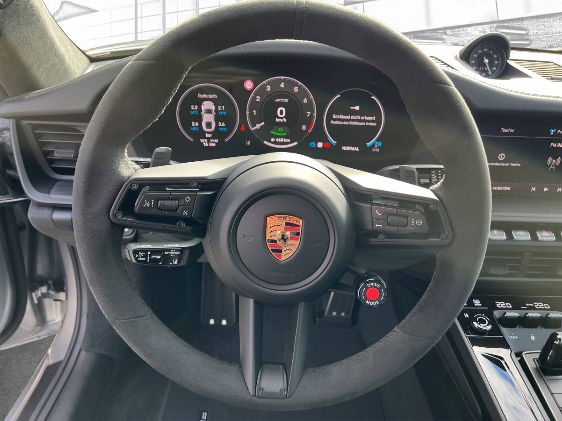 PORSCHE 911 Carrera 4 GTS-image-15