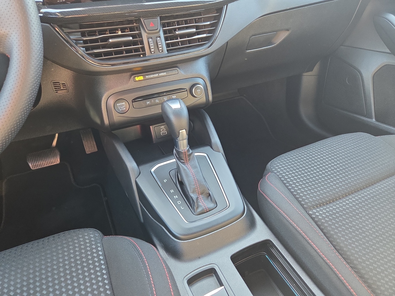 FORD Focus Station Wagon 1.0i EcoB Hybrid 155 ST-Line-image-5