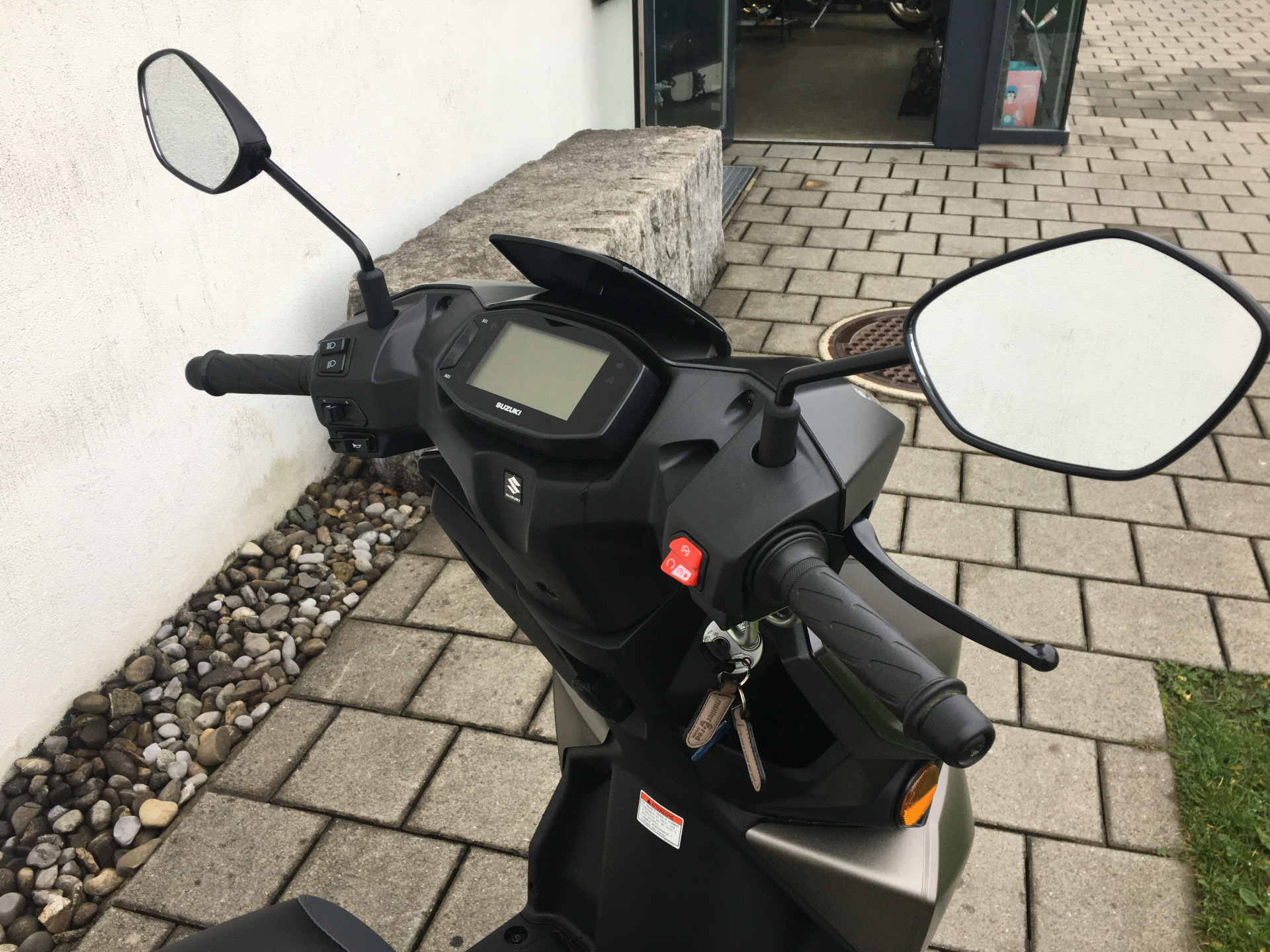 SUZUKI UN 125 Avenis-showroom-element-2
