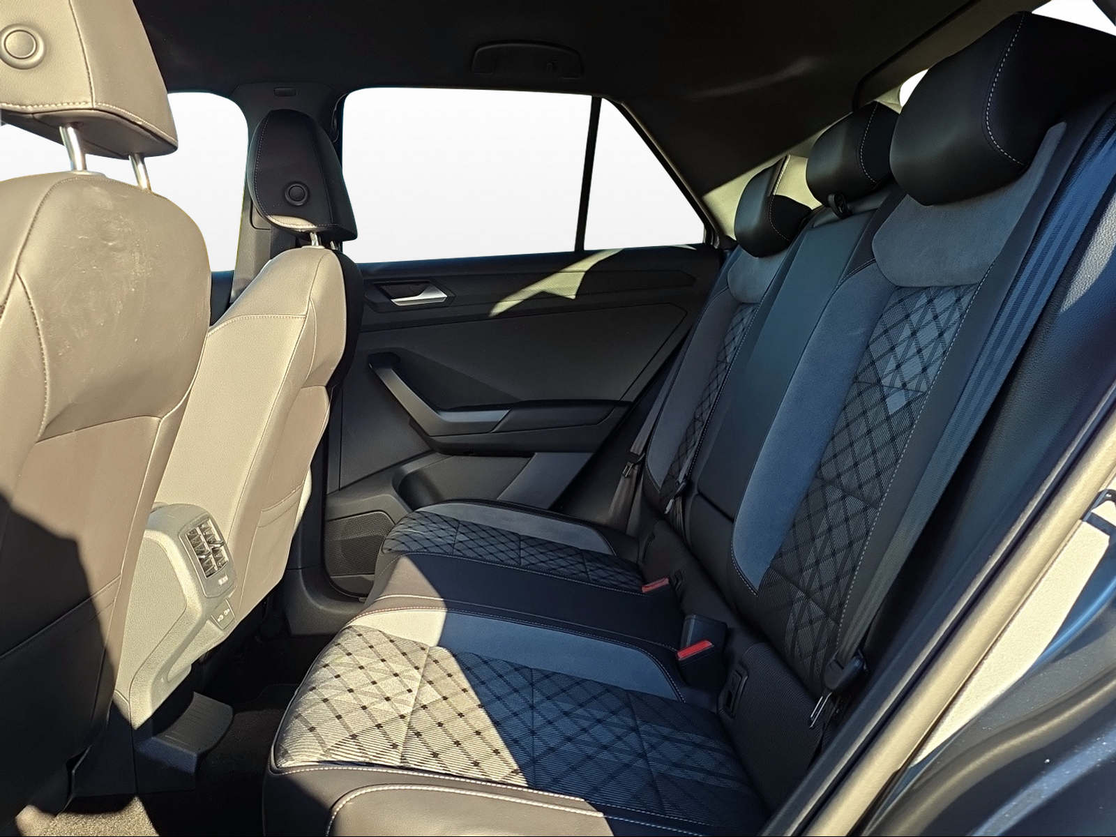 VW T-Roc 2.0 TSI R-Line DSG 4Motion-image-10