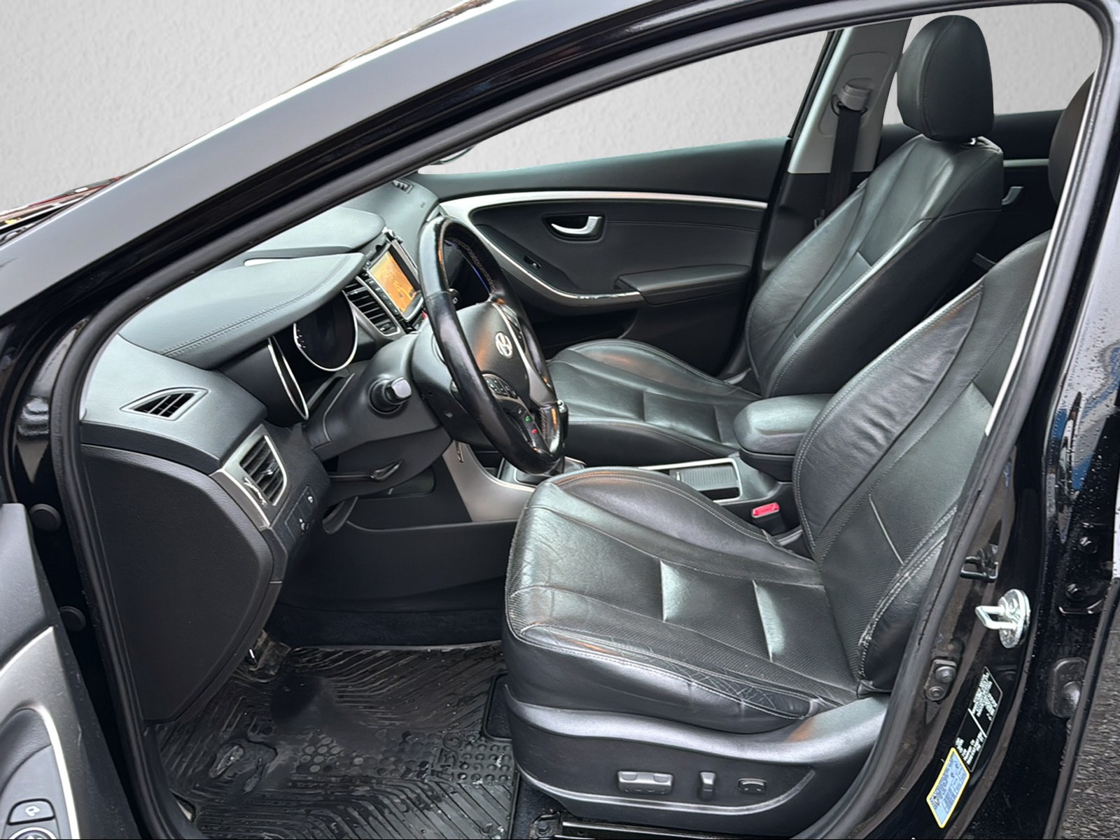 HYUNDAI i30 1.6 CRDi Vertex-image-4