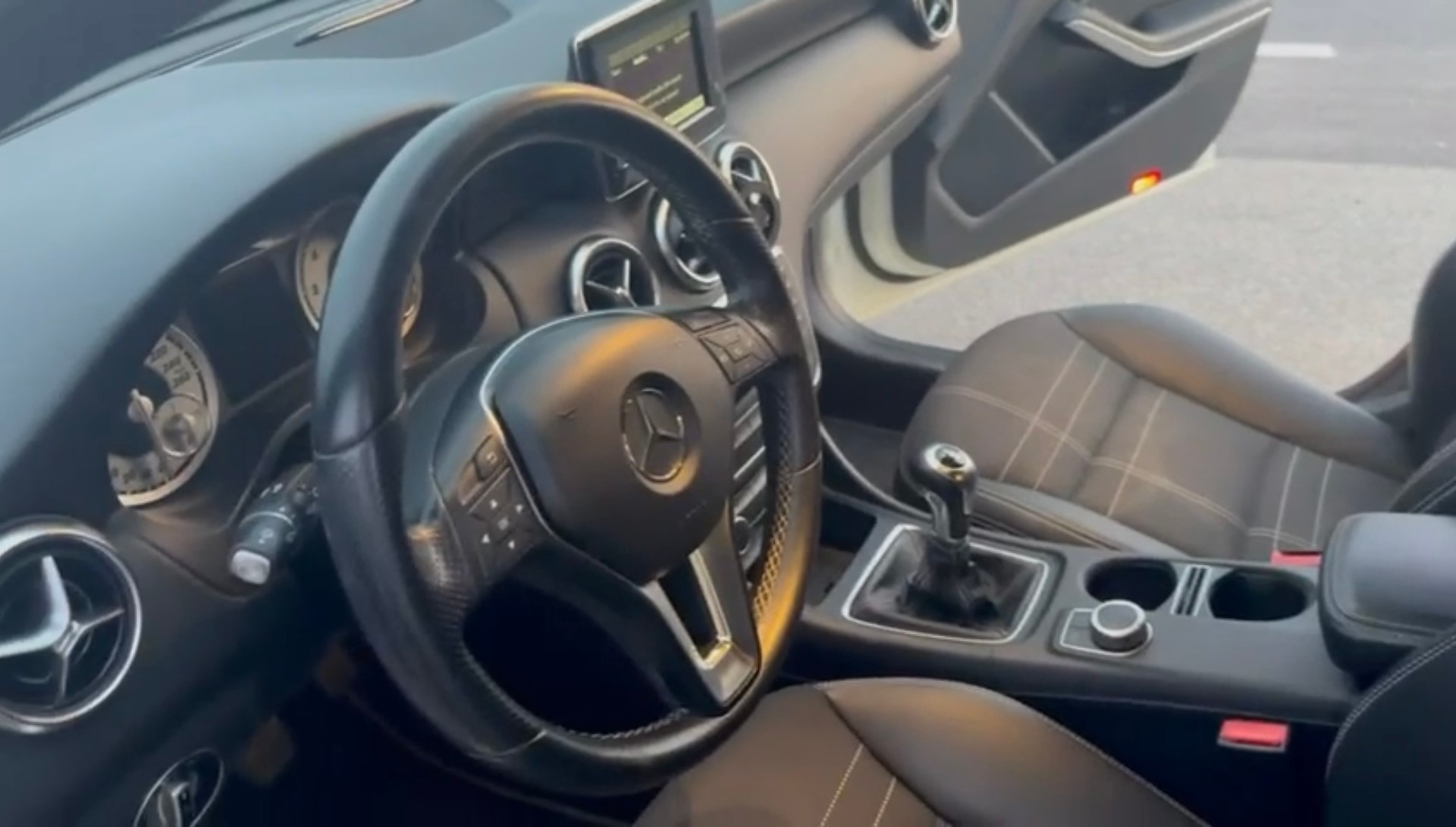 MERCEDES-BENZ A 180 Style-image-4