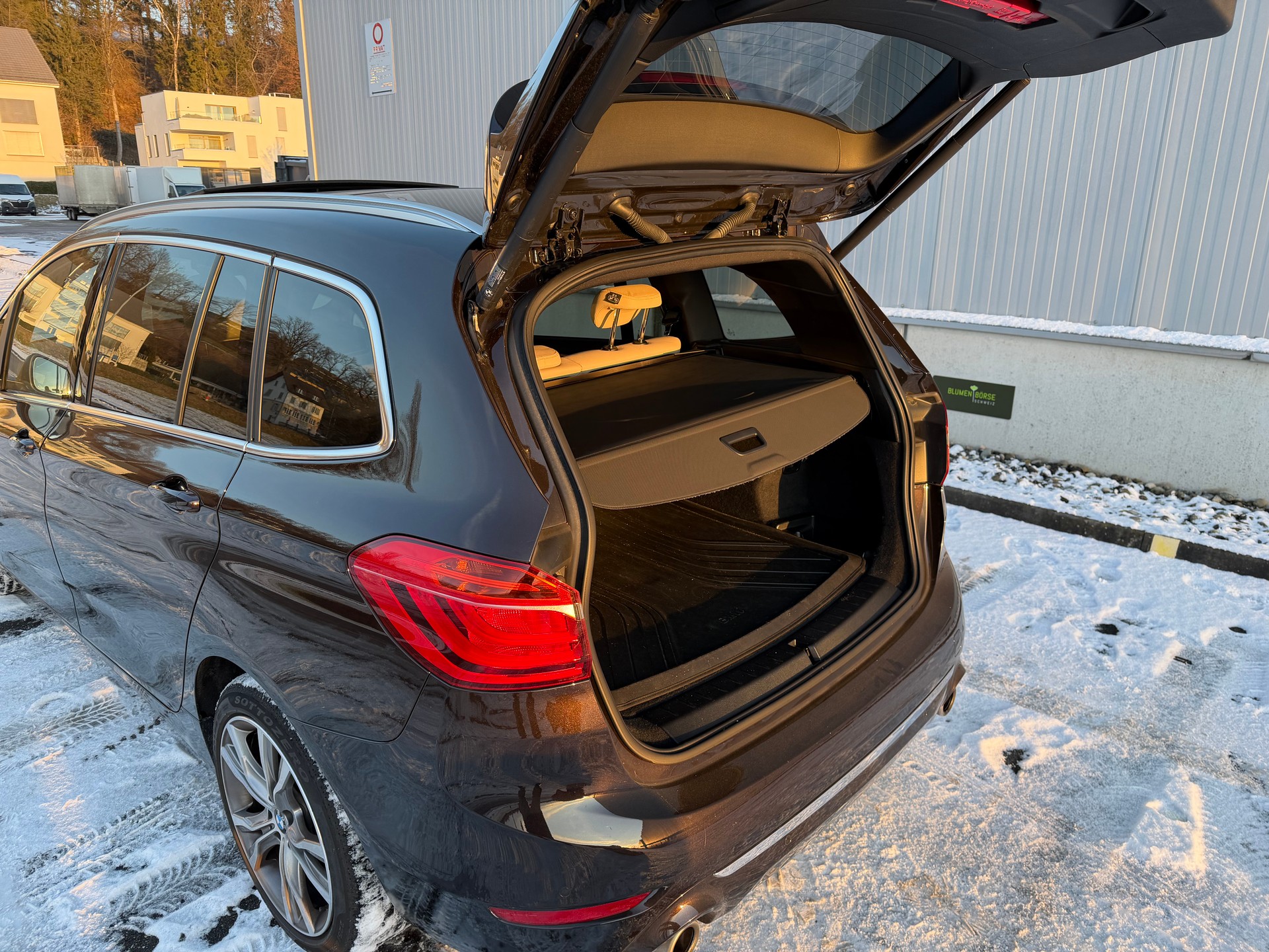 BMW 220i Gran Tourer Luxury Line DKG-image-9