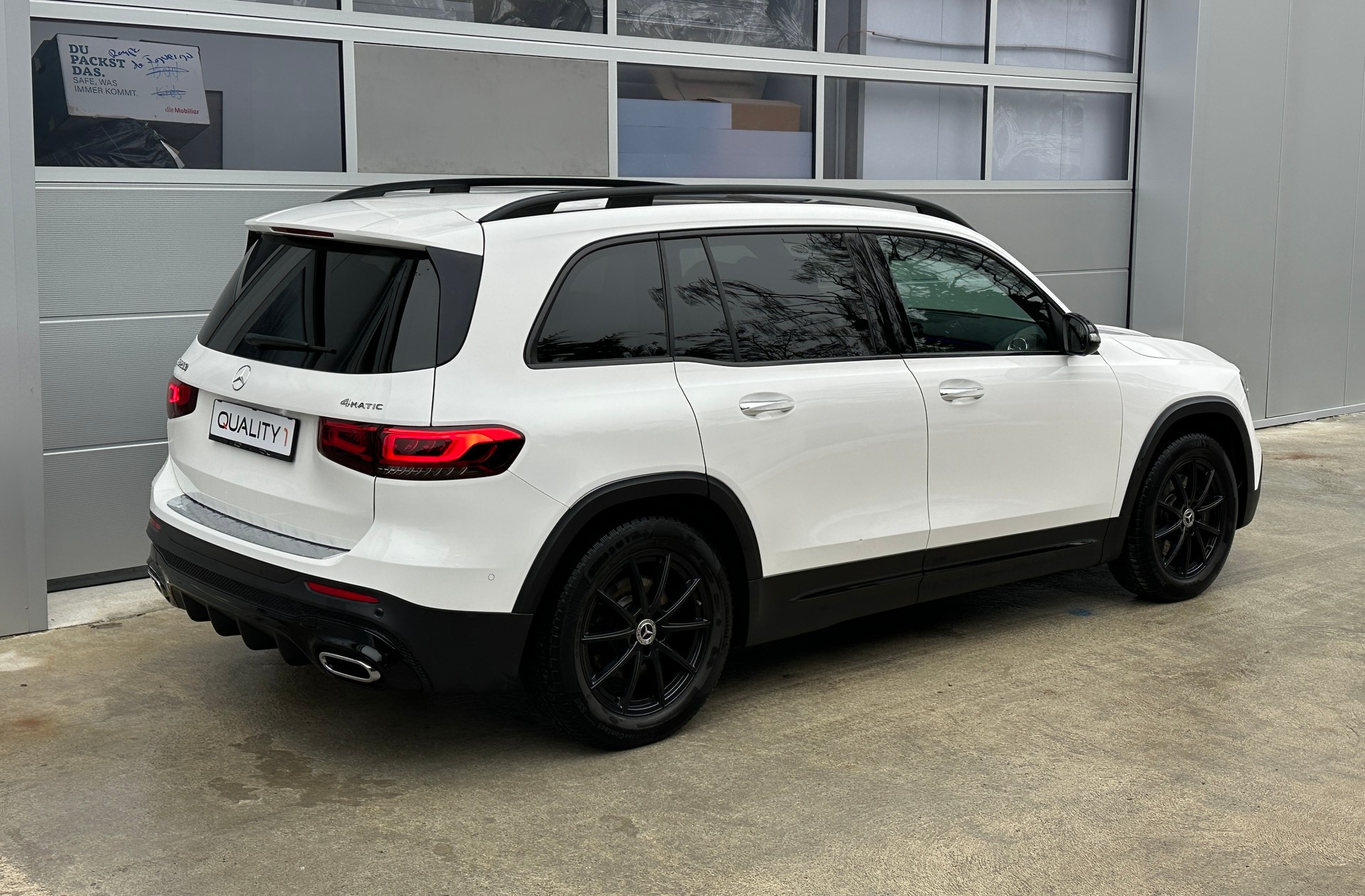 MERCEDES-BENZ GLB 250 AMG Line 4 MATIC 8G-Tronic-image-3