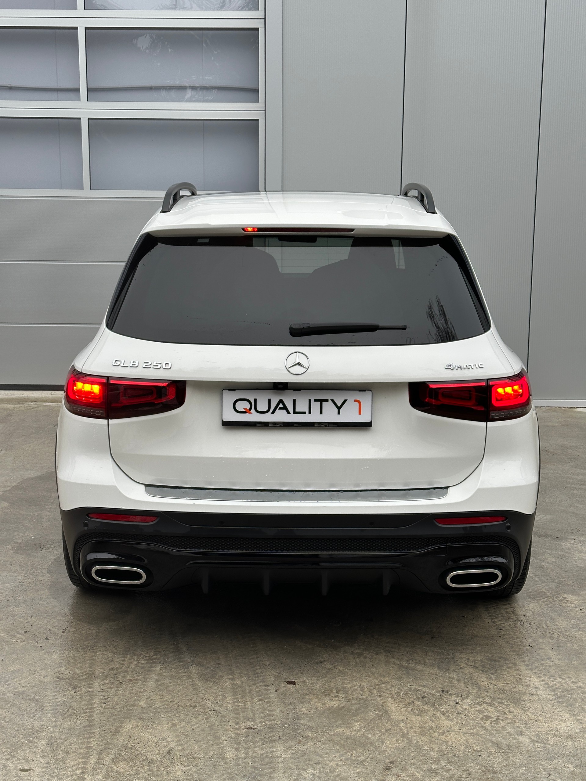 MERCEDES-BENZ GLB 250 AMG Line 4 MATIC 8G-Tronic-image-4
