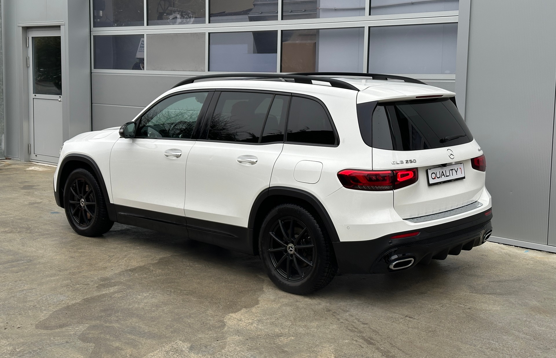 MERCEDES-BENZ GLB 250 AMG Line 4 MATIC 8G-Tronic-image-5