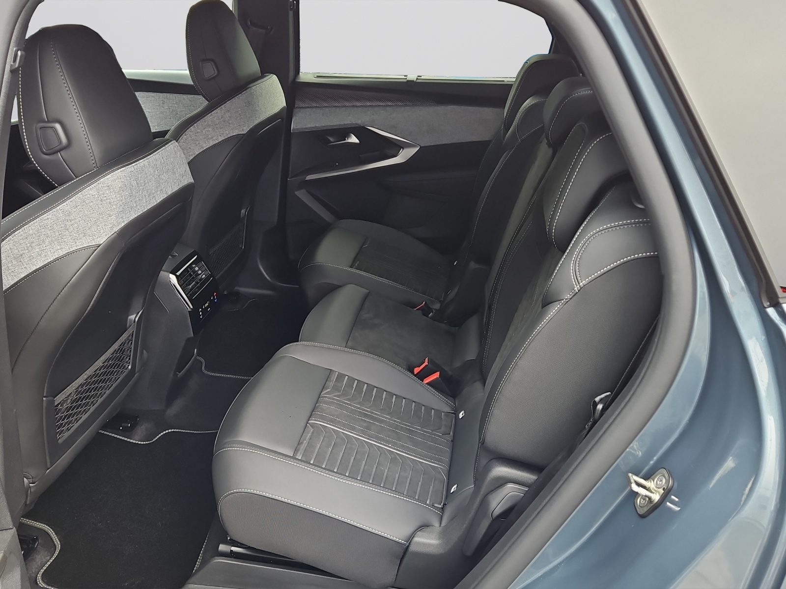 PEUGEOT 5008 NEW 210 73kWh GT-image-8