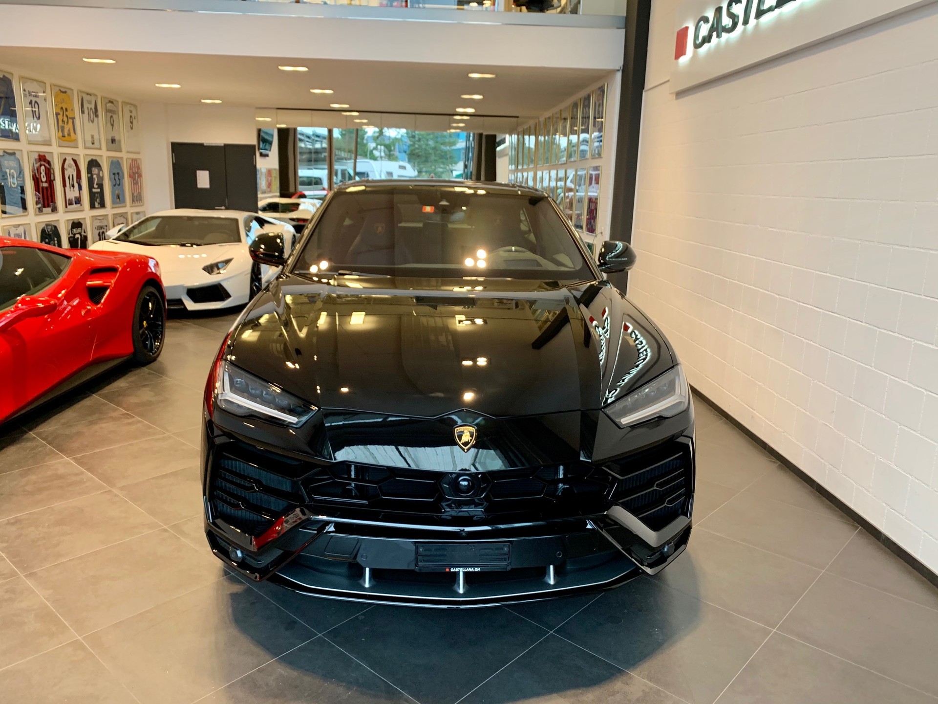 LAMBORGHINI Urus E-Gear-showroom-element-3