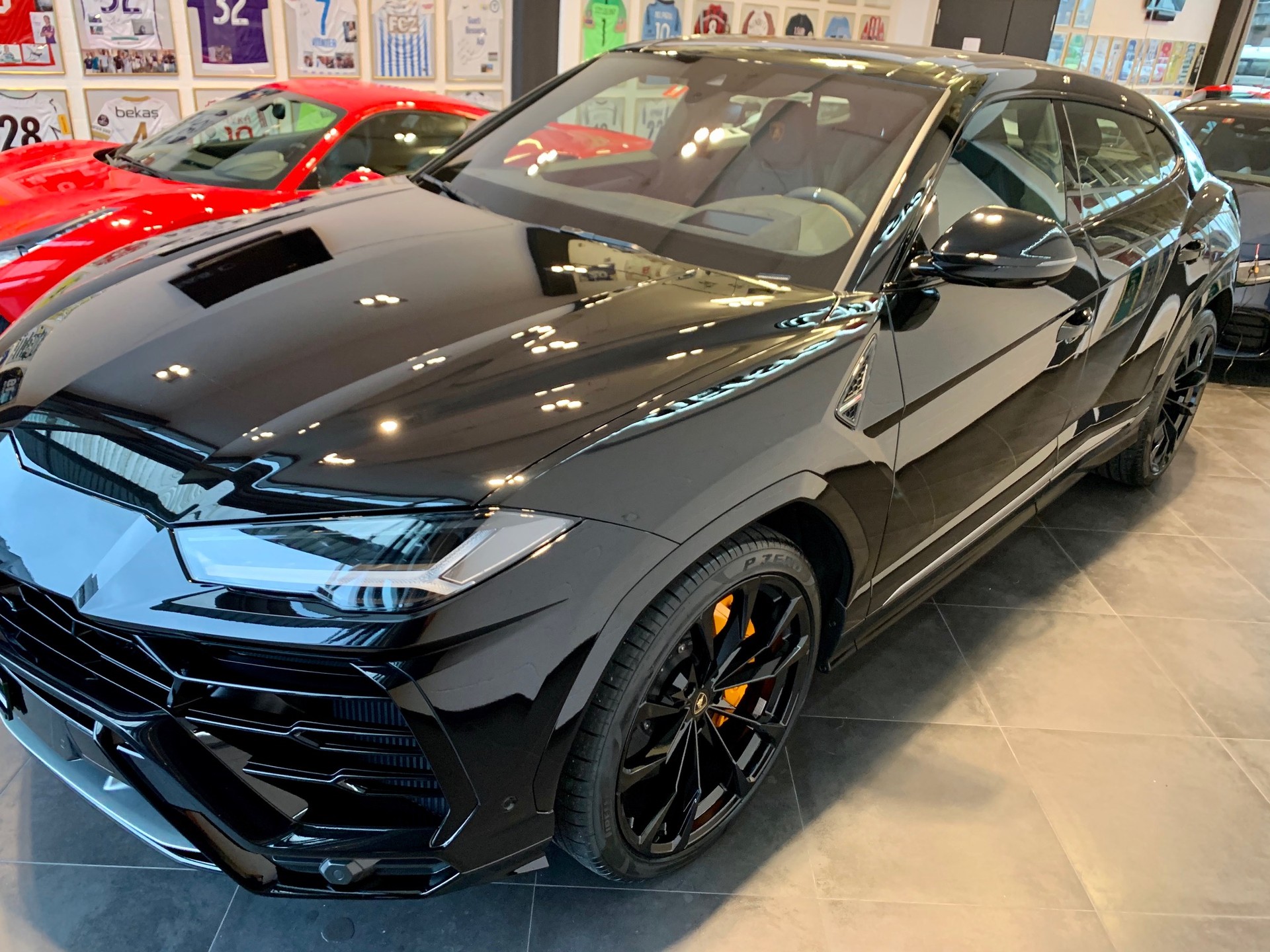 LAMBORGHINI Urus E-Gear-showroom-element-2