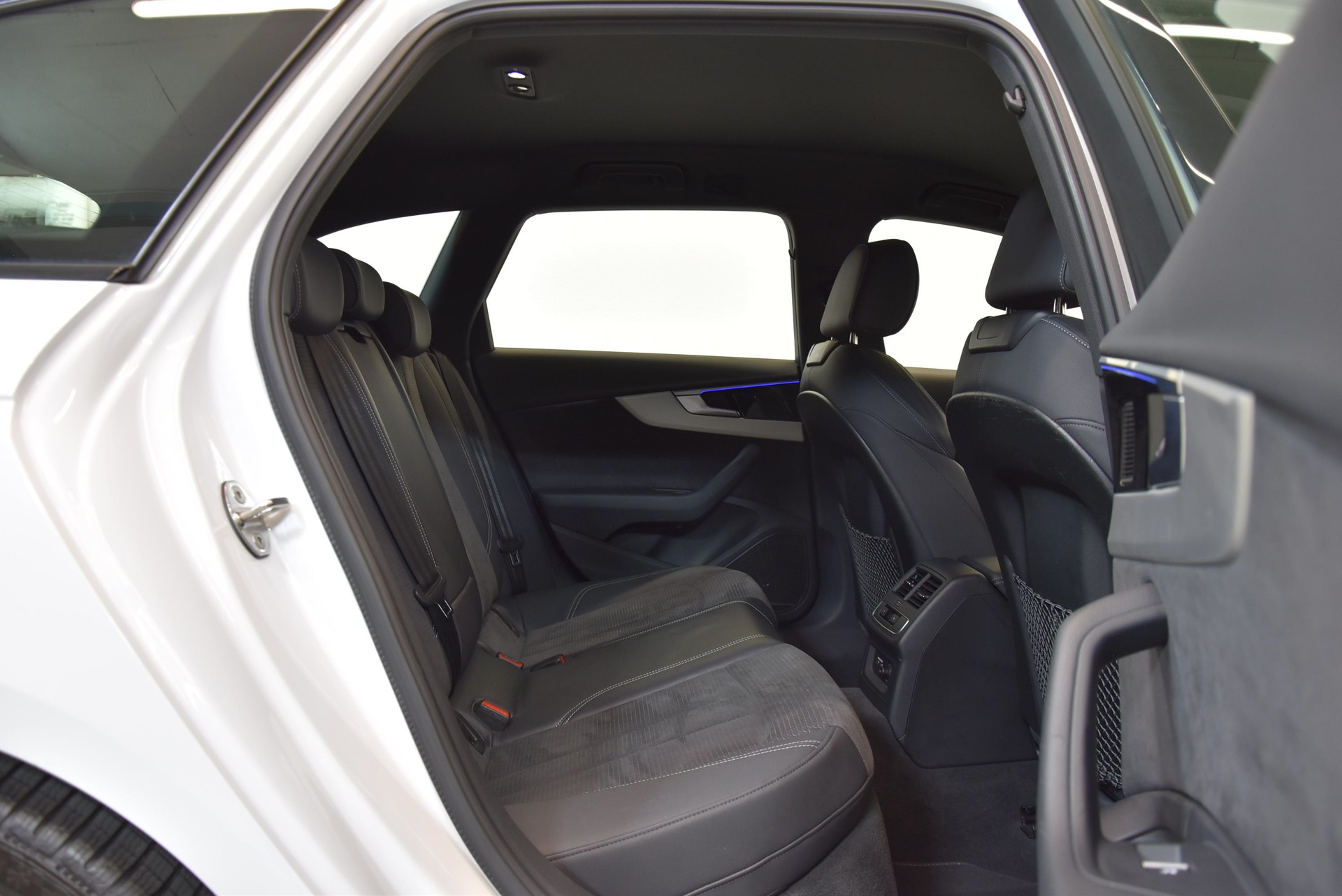 AUDI A4 Avant 40 TDI S line Attraction quattro S-tronic S-LINE COMPETITION PLUS-image-5
