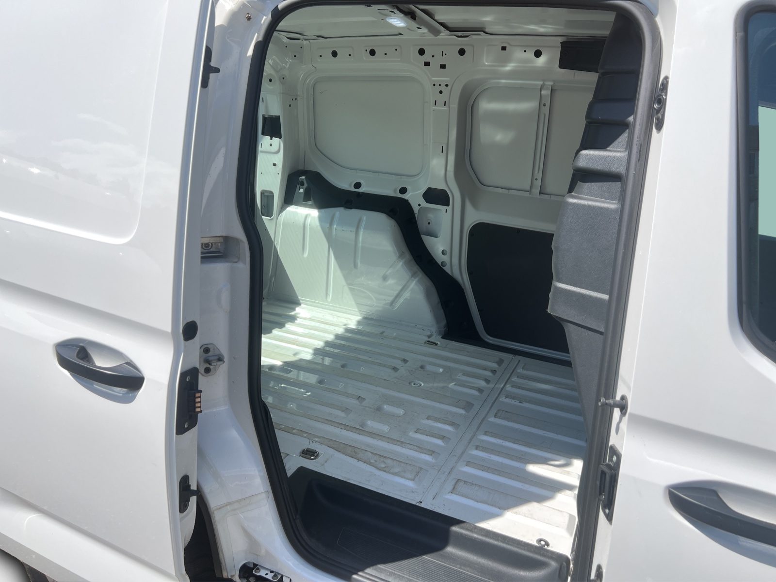 VW Caddy Cargo 2.0TDI Entry-image-11