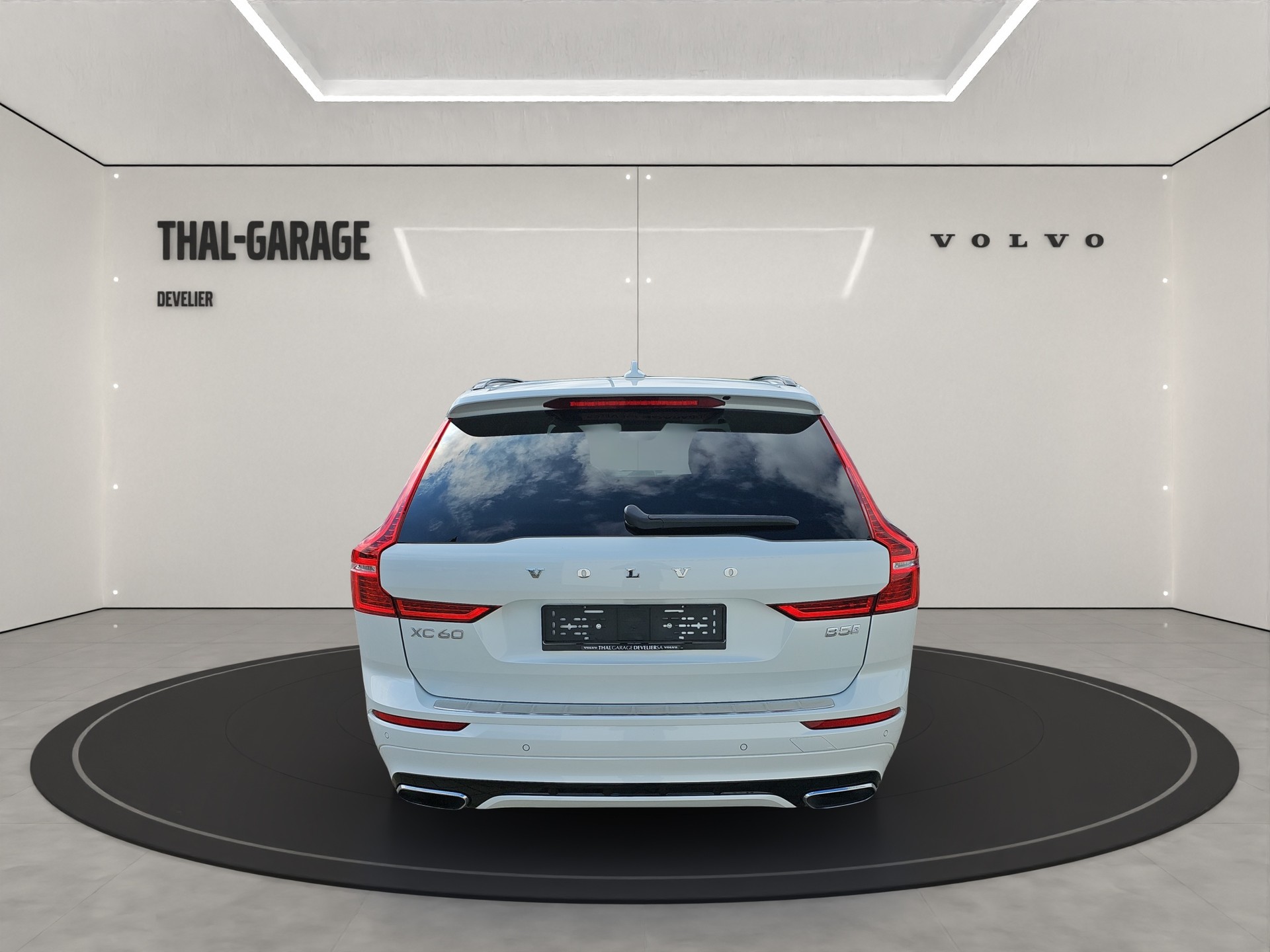 VOLVO XC60 2.0 B5 MH R-Design-showroom-element-3