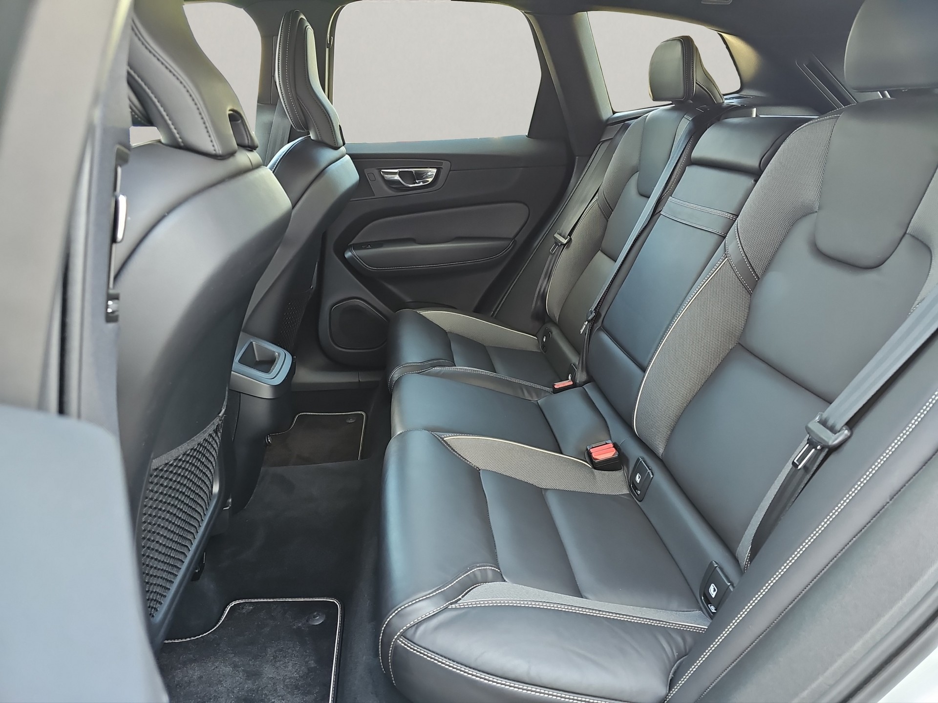VOLVO XC60 2.0 B5 MH R-Design-image-6