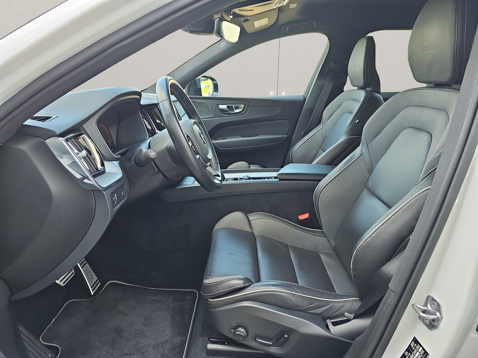VOLVO XC60 2.0 B5 MH R-Design-image-5