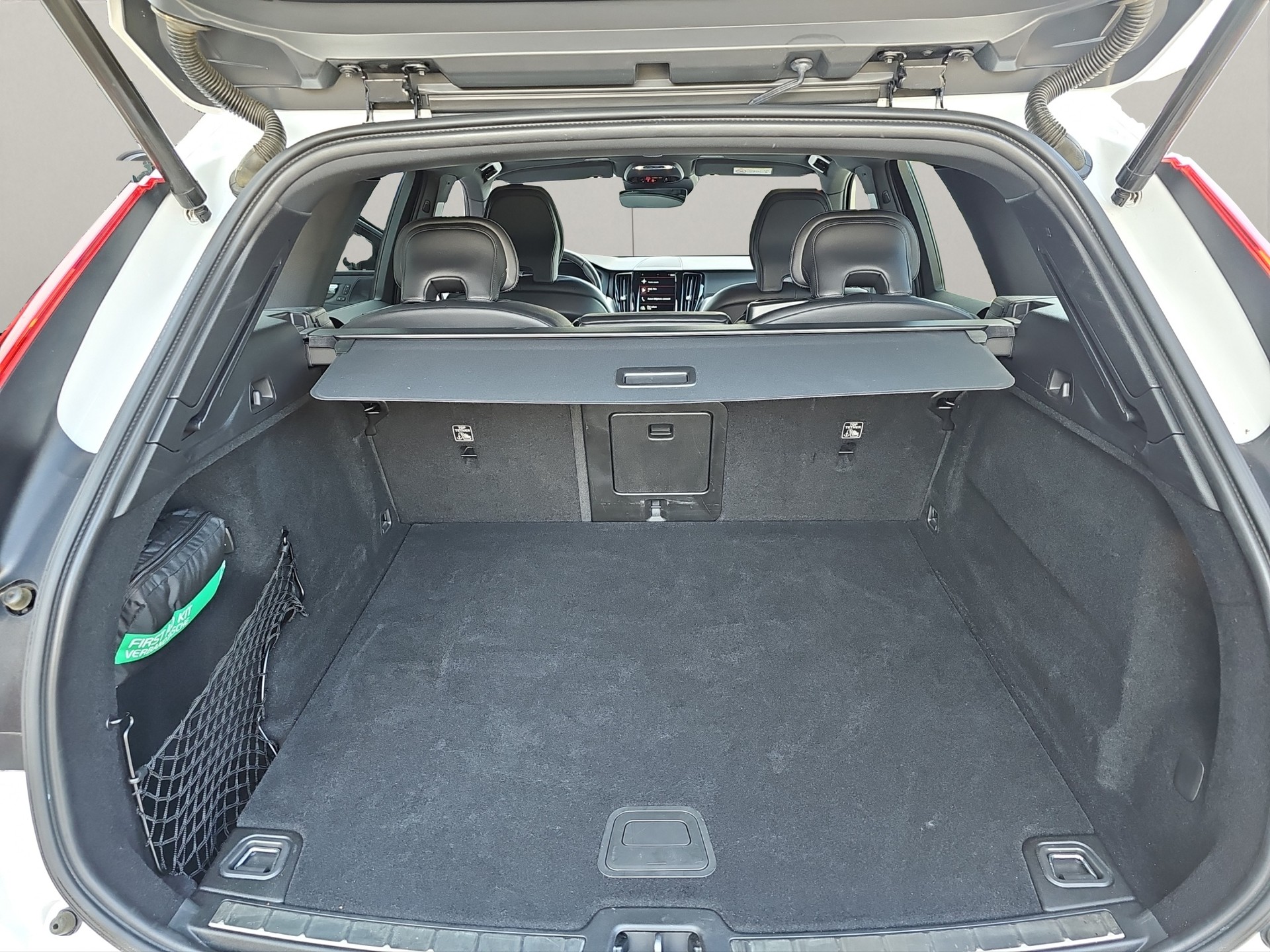 VOLVO XC60 2.0 B5 MH R-Design-image-12