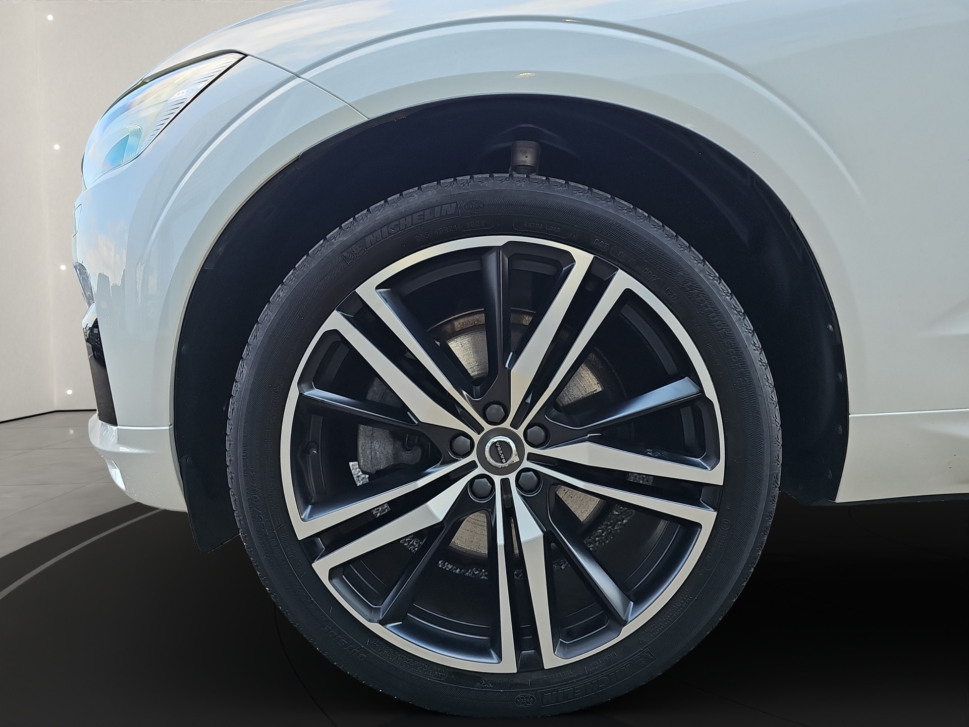 VOLVO XC60 2.0 B5 MH R-Design-image-4