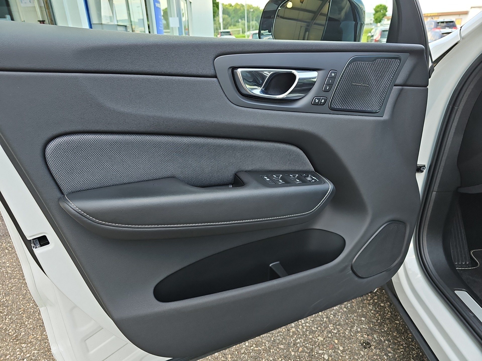 VOLVO XC60 2.0 B5 MH R-Design-image-13