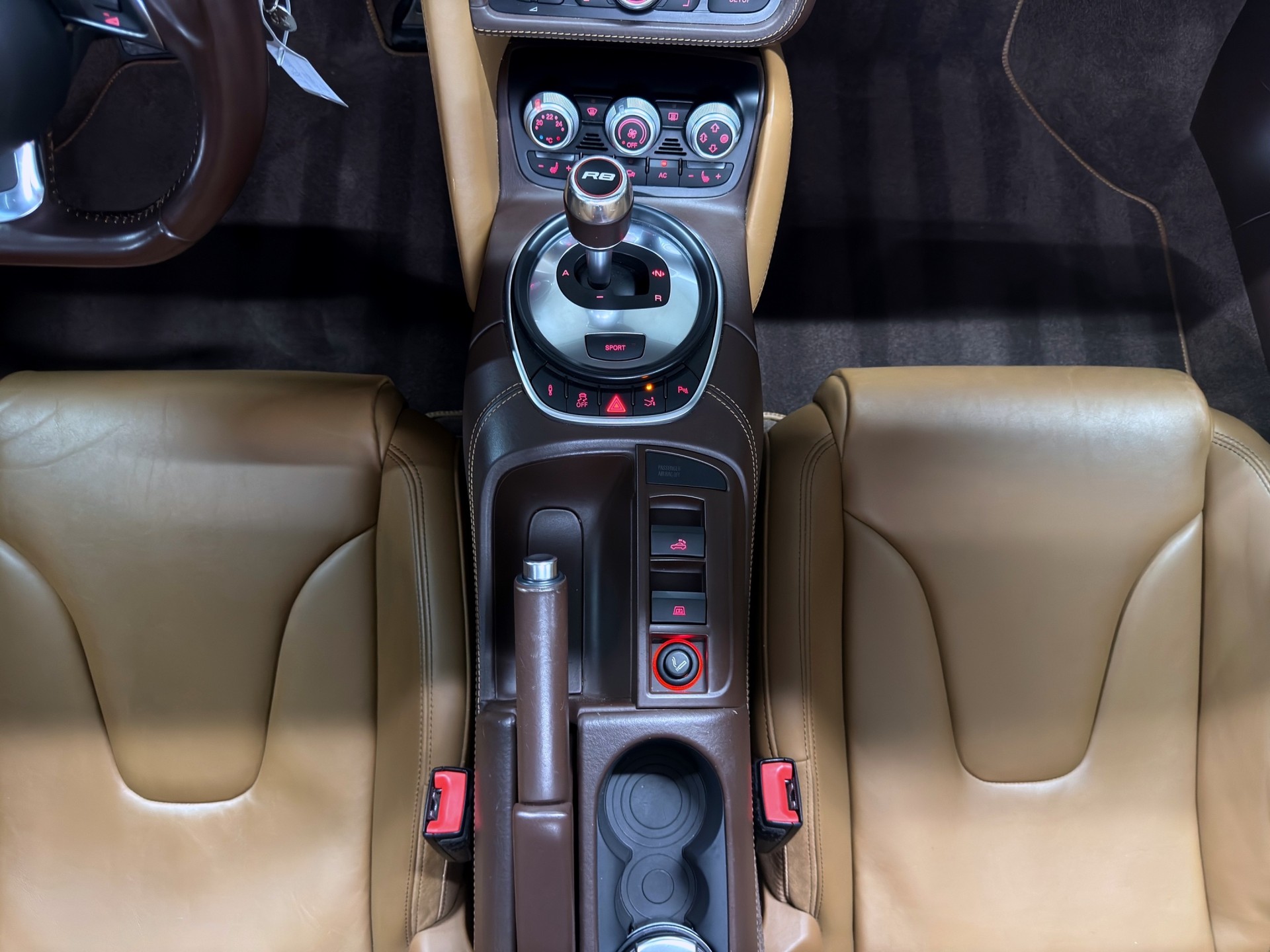 AUDI R8 Spyder 5.2 R-Tronic-image-18