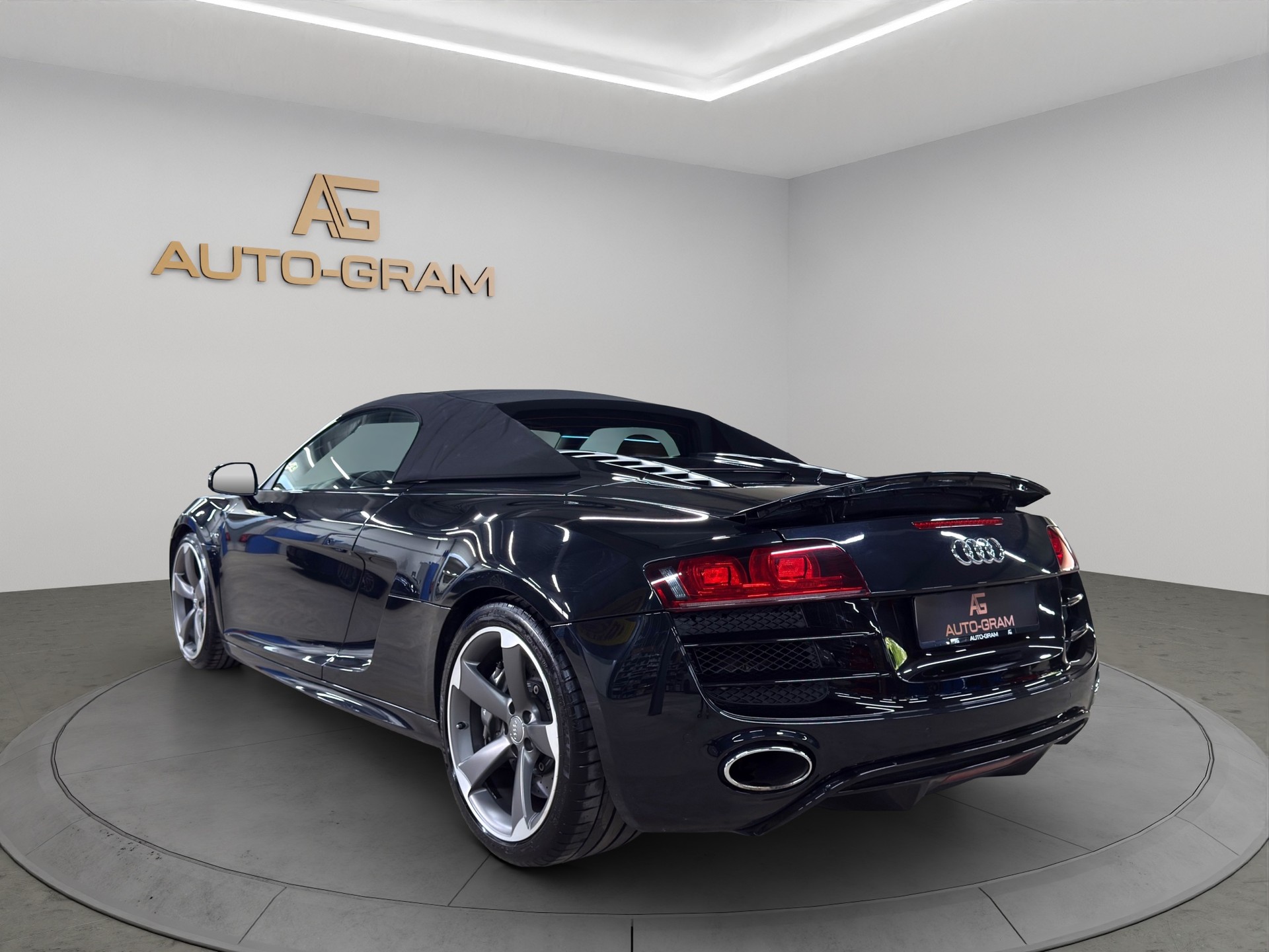 AUDI R8 Spyder 5.2 R-Tronic-showroom-element-2
