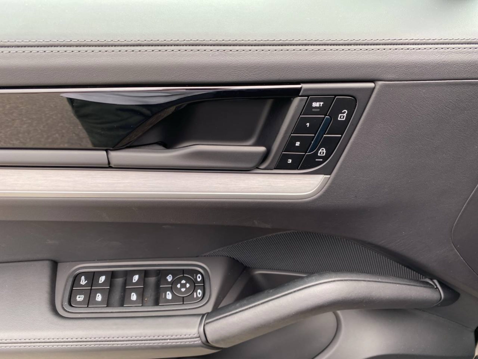 PORSCHE Cayenne S E-Hybrid-image-22