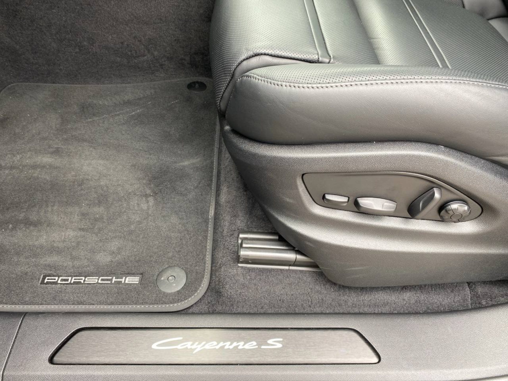 PORSCHE Cayenne S E-Hybrid-image-25