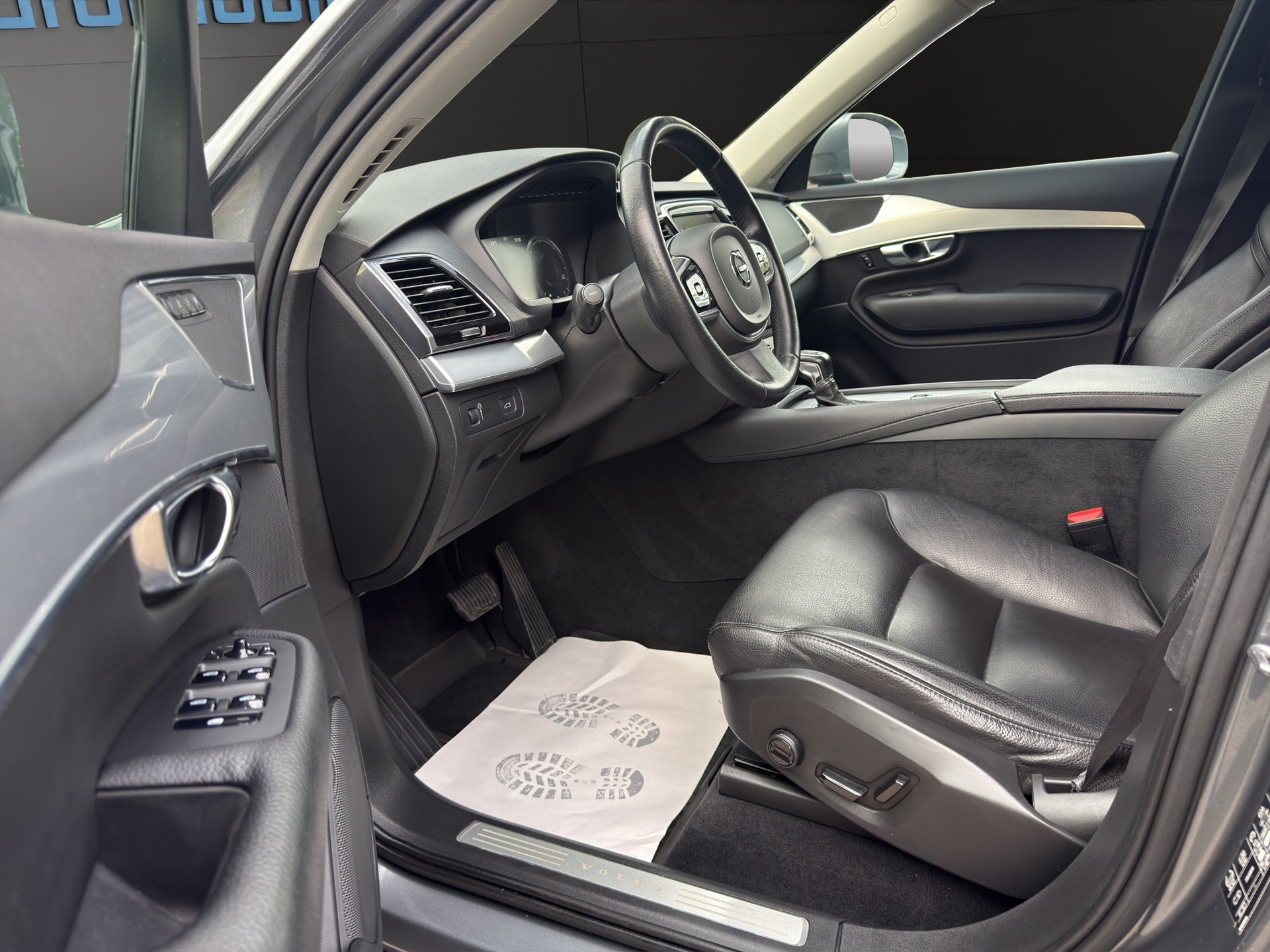 VOLVO XC90 D5 AWD Momentum Geartronic 7Plätzer-image-12