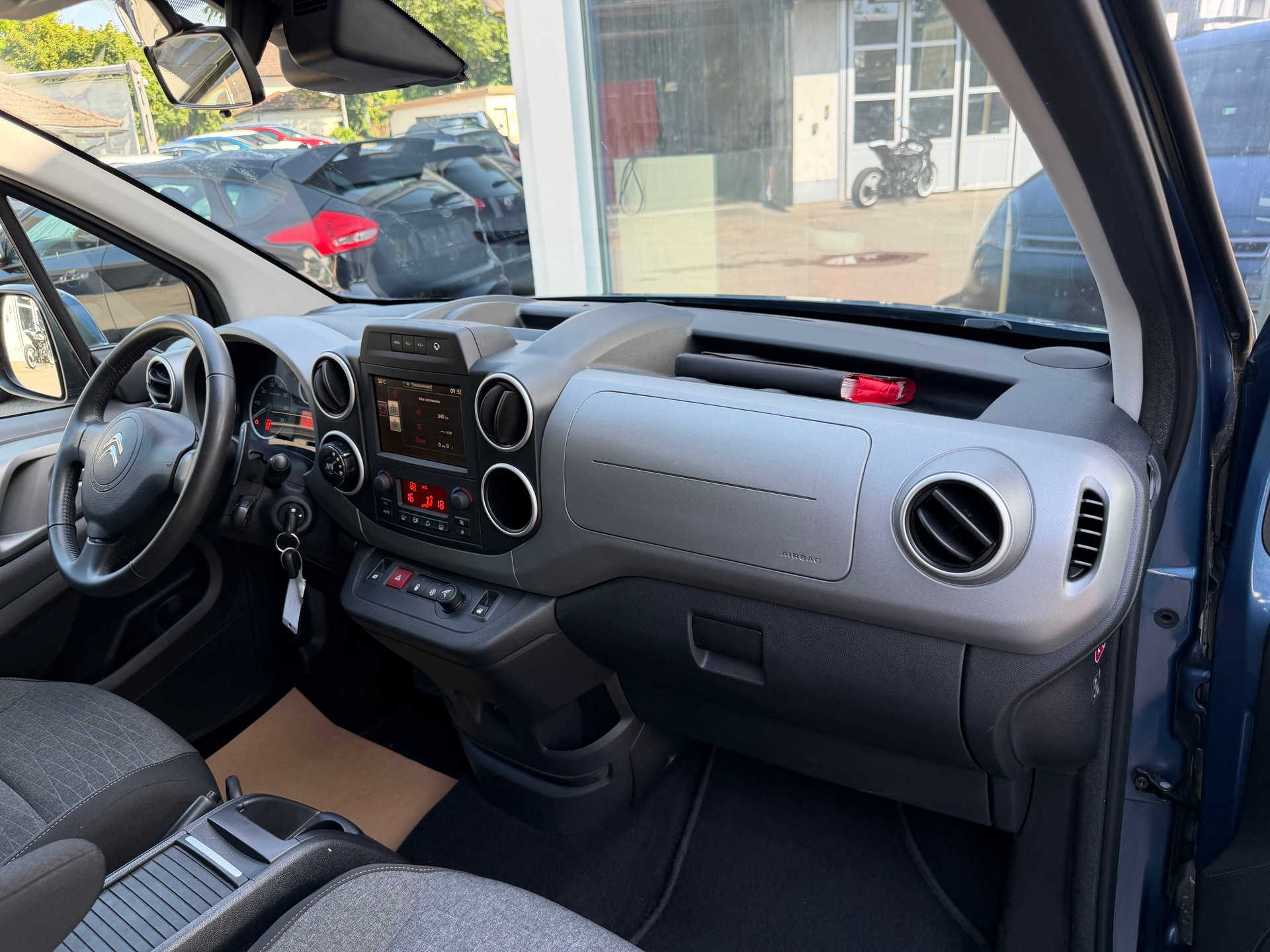 CITROEN Berlingo 1.6 BlueHDi Shine ETG6-image-16