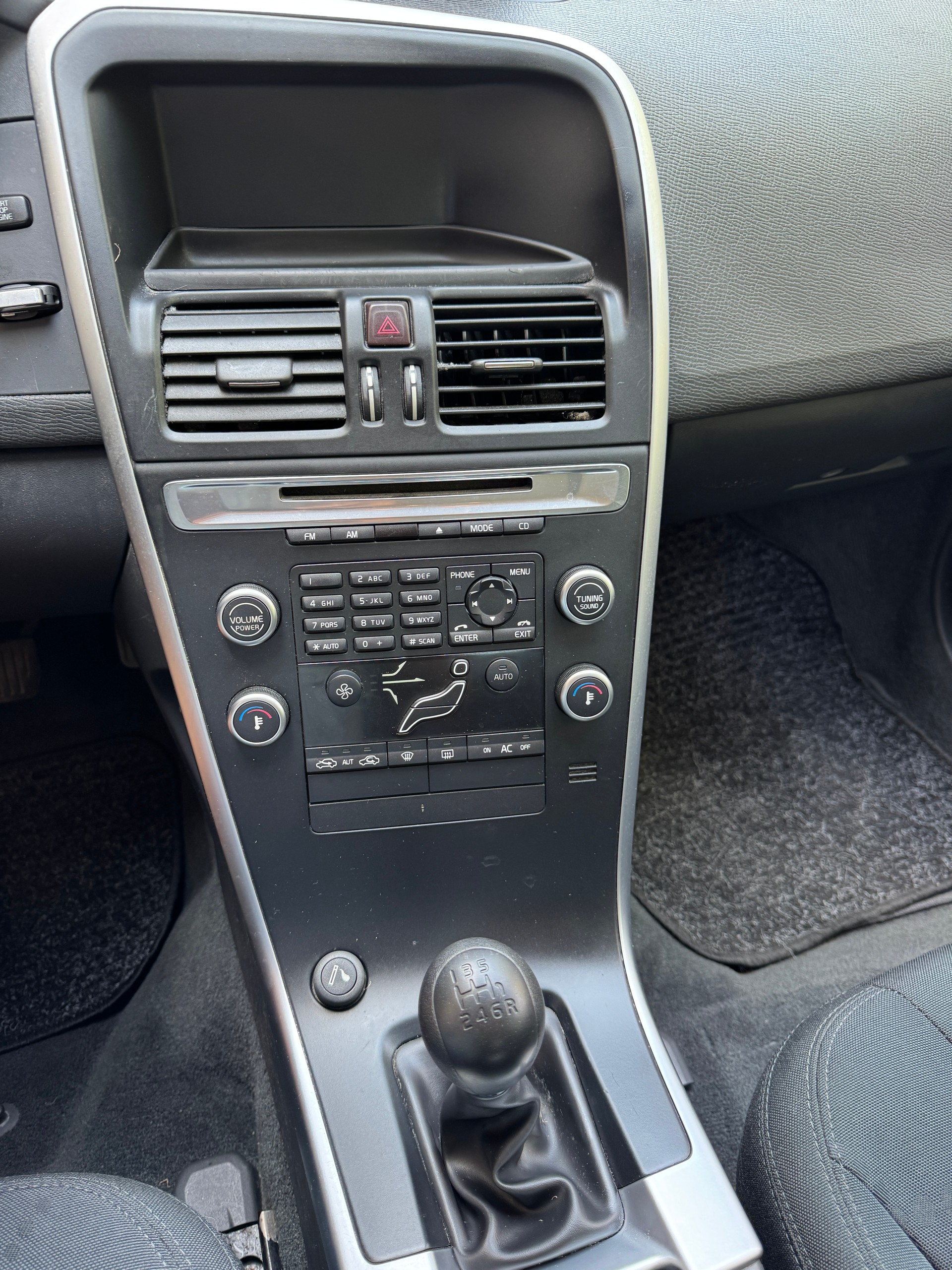 VOLVO XC60 2.4D Momentum-image-14