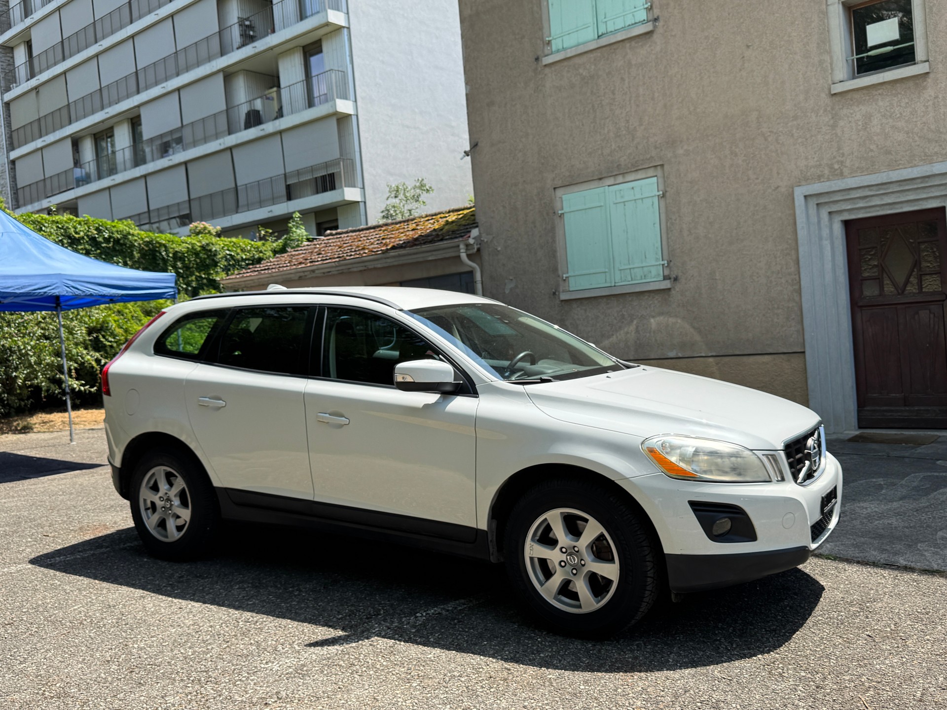 VOLVO XC60 2.4D Momentum-image-2