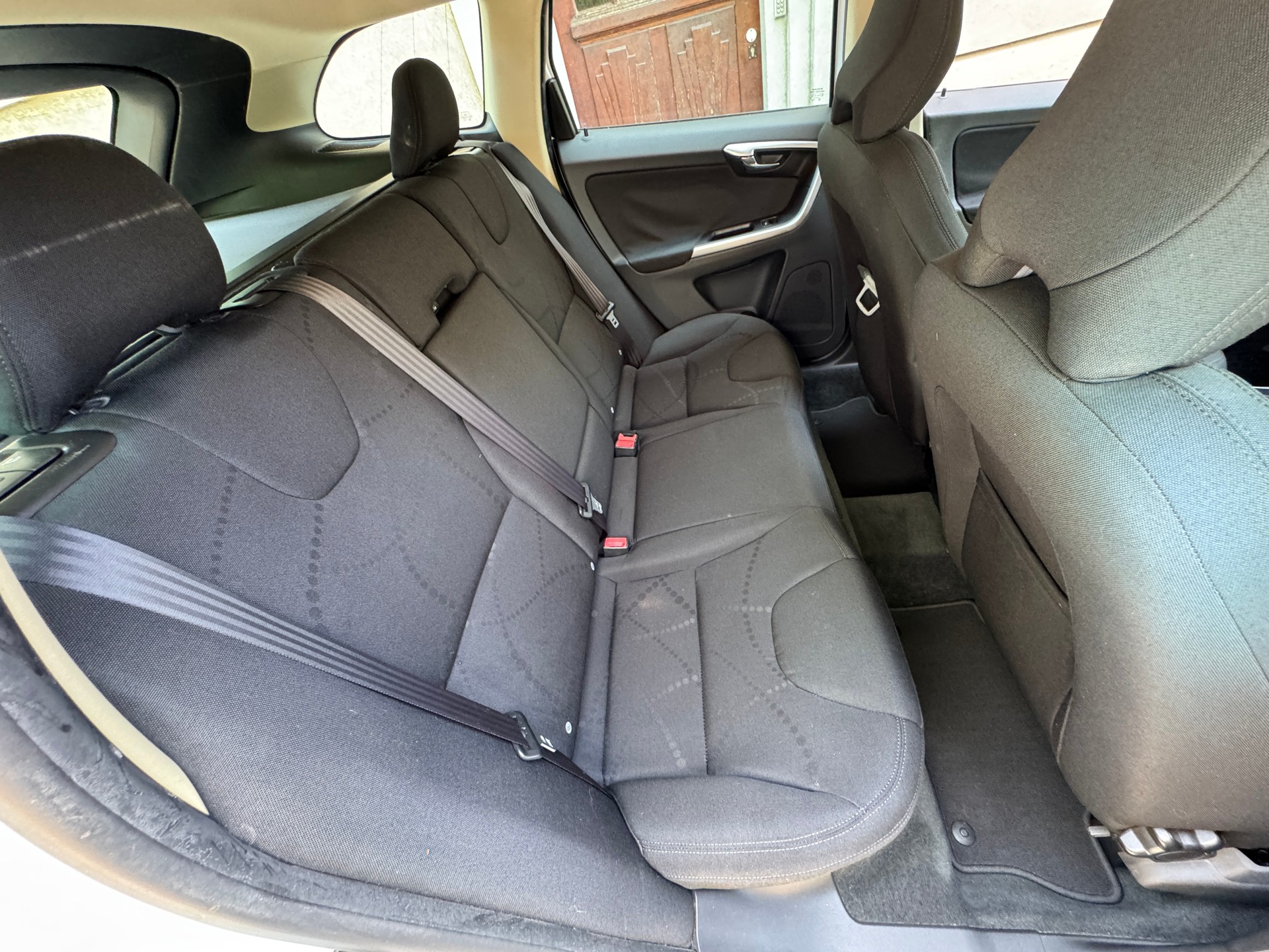 VOLVO XC60 2.4D Momentum-image-9