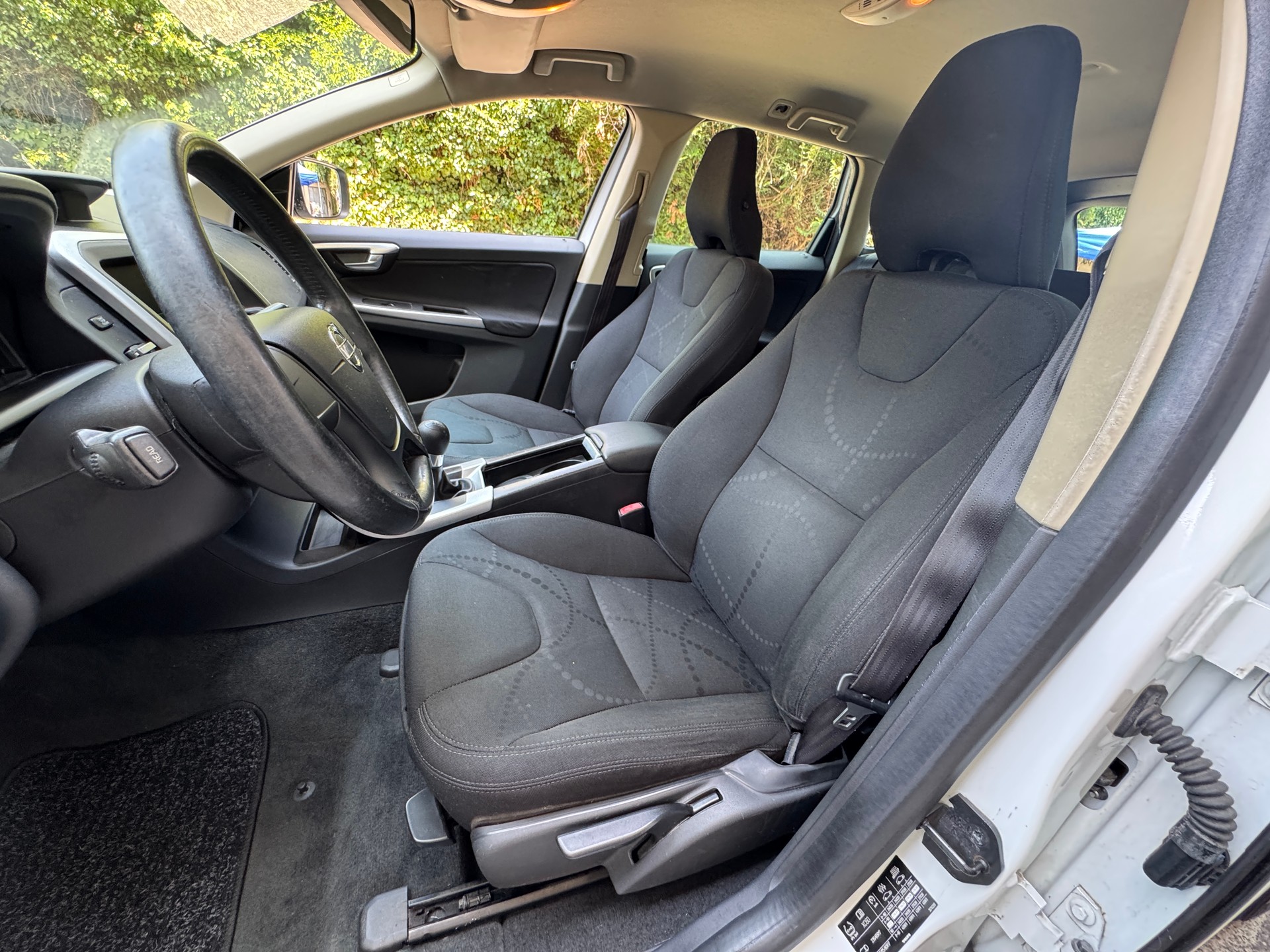 VOLVO XC60 2.4D Momentum-image-6
