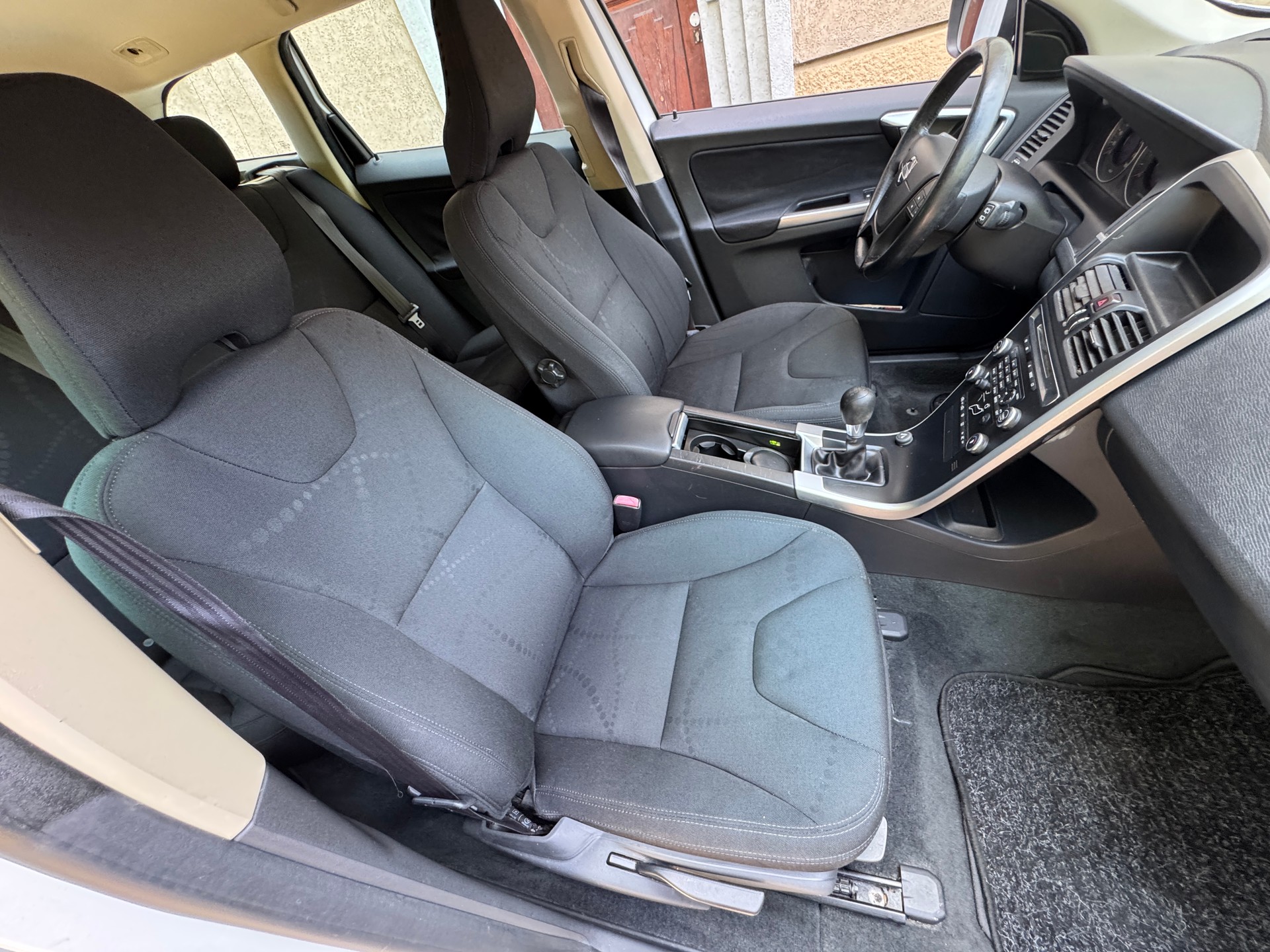 VOLVO XC60 2.4D Momentum-image-7