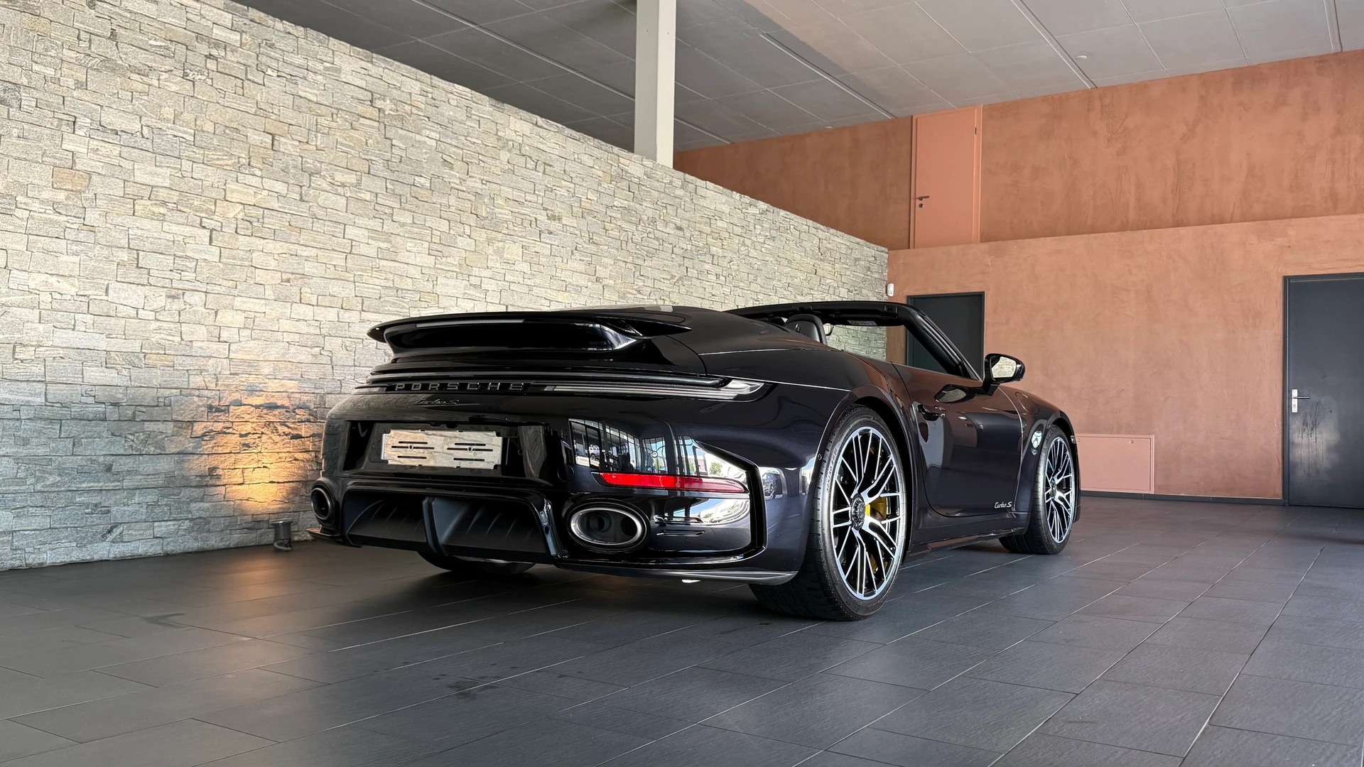 PORSCHE 911 Turbo S Cabriolet PDK-image-12